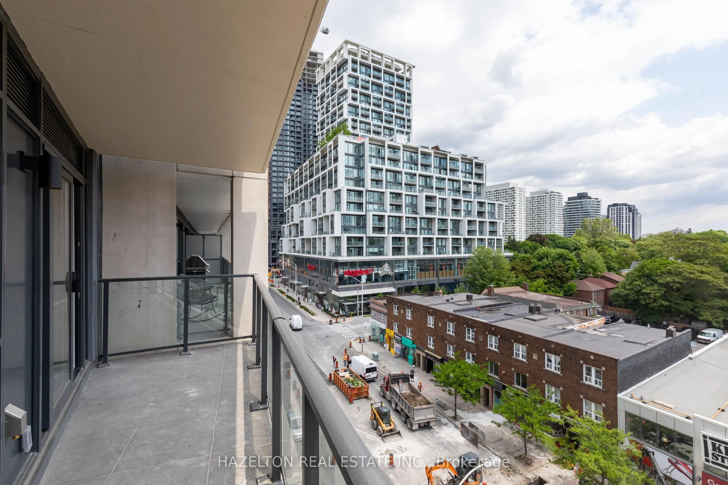 8 Manor Road W #605