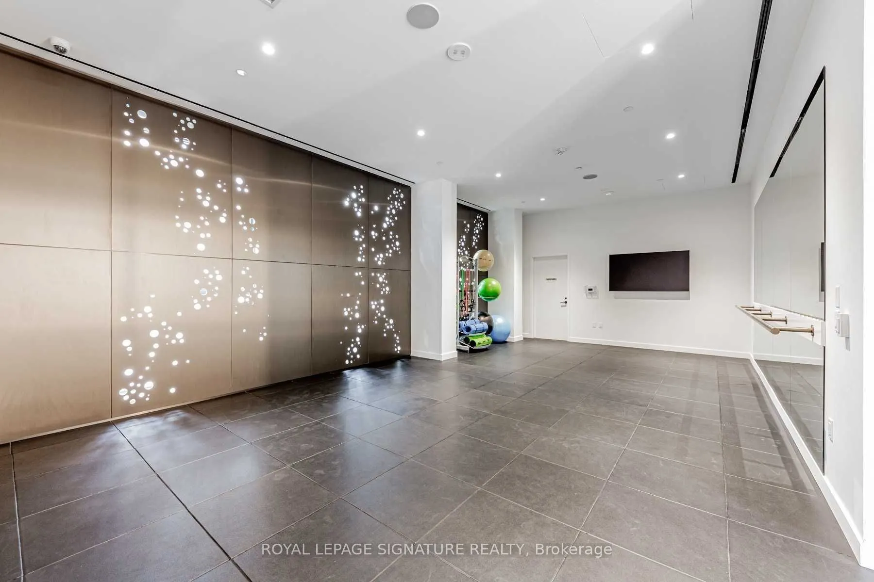 39 Roehampton Avenue #308