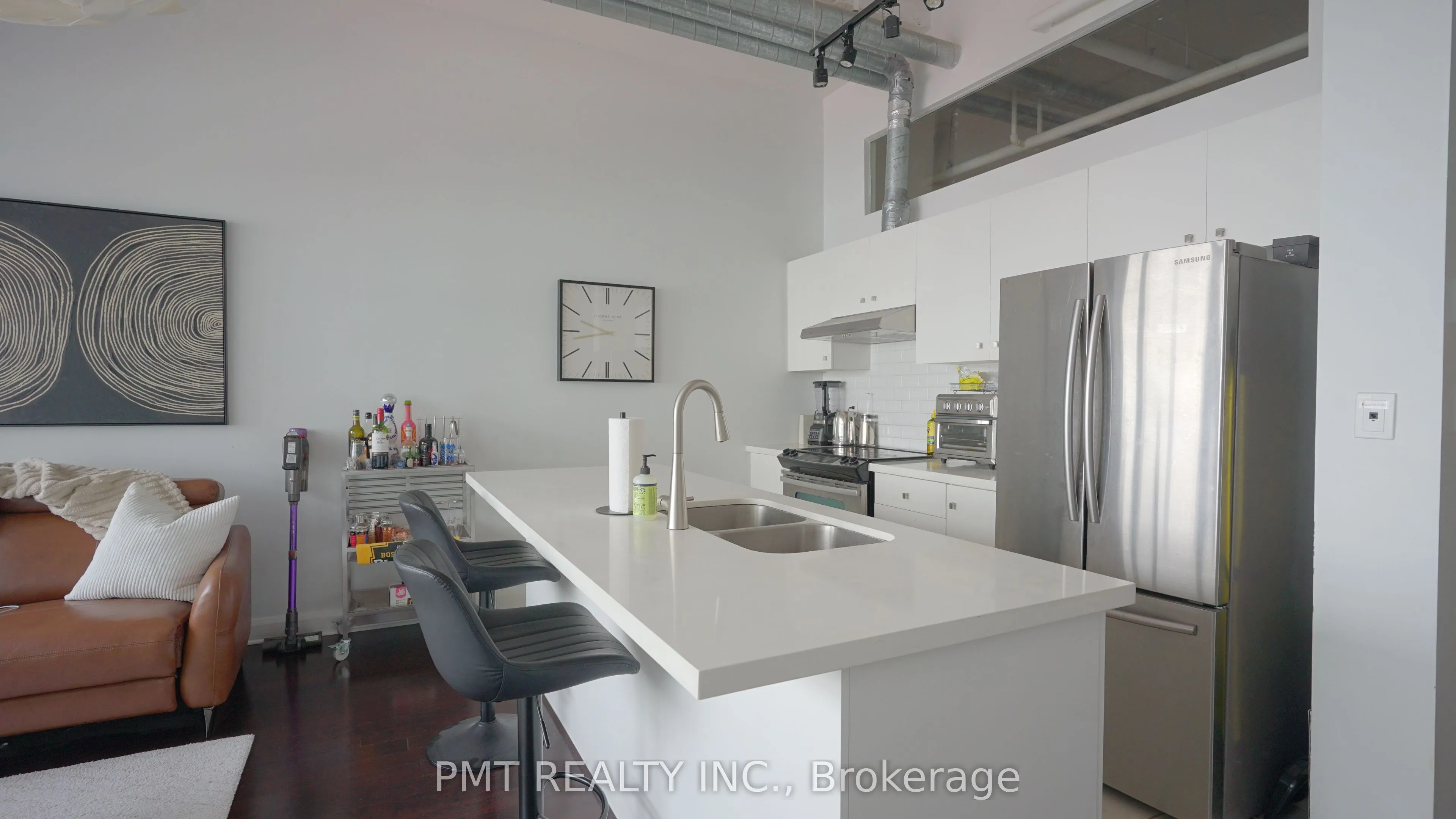 700 King Street W #208