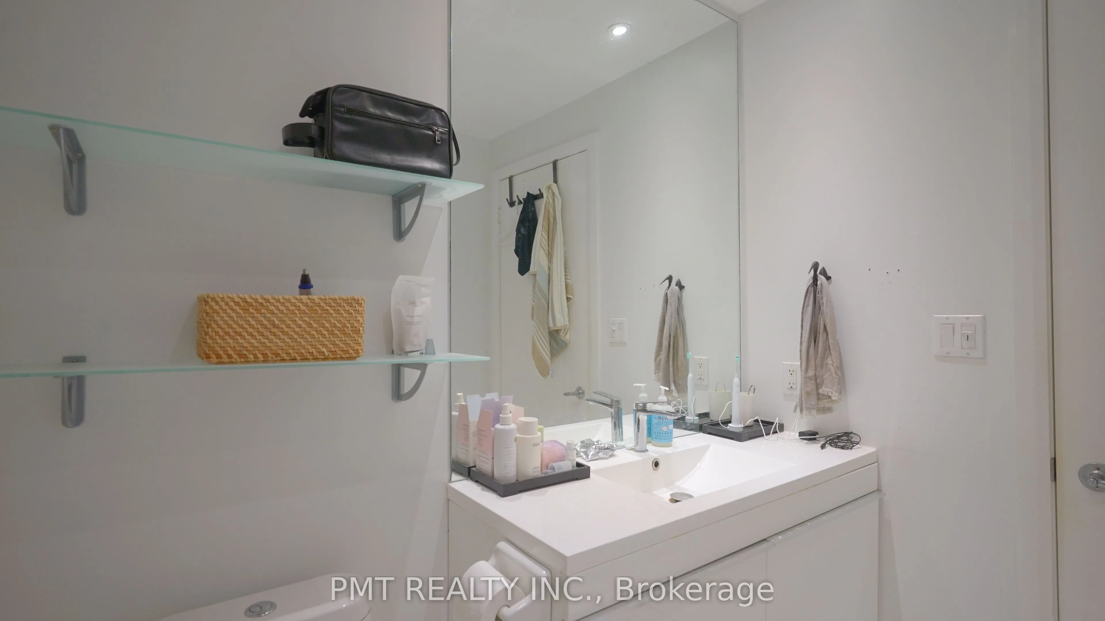 700 King Street W #208