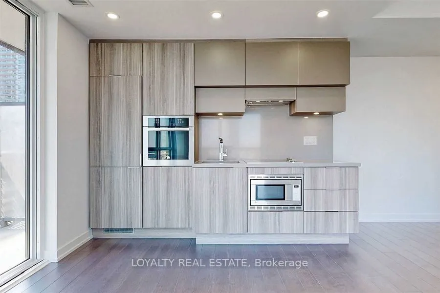 39 Roehampton Avenue #1409