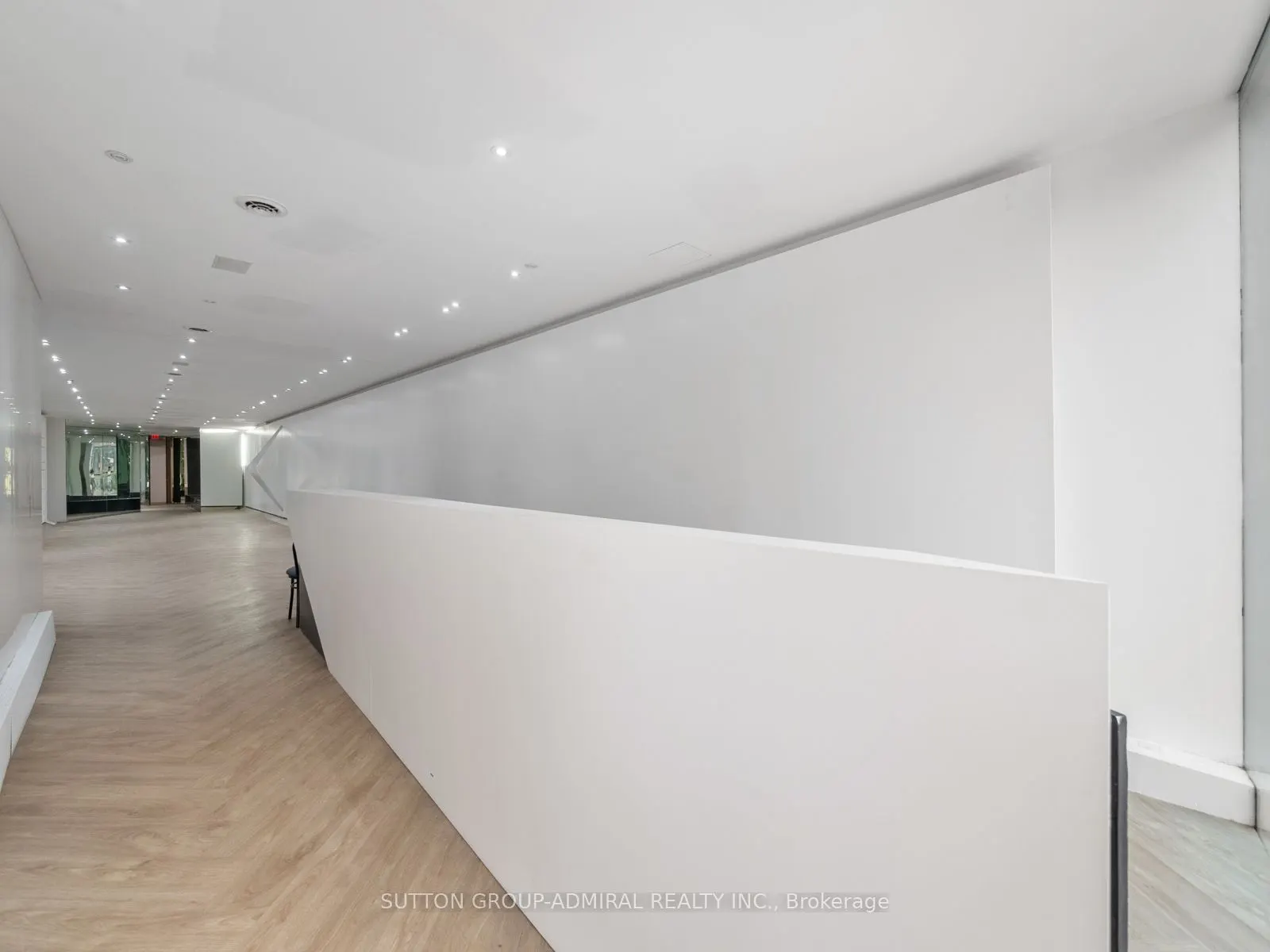 392 Eglinton Avenue W #MAIN