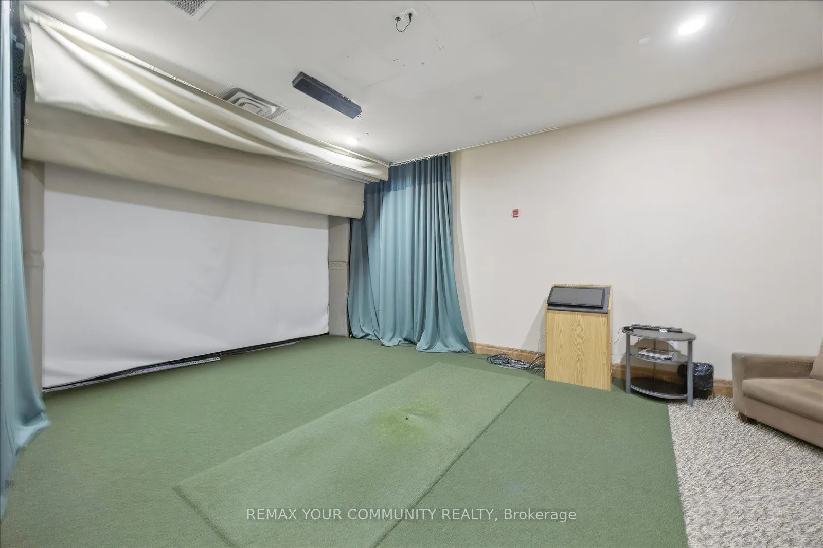 5500 Yonge Street #209