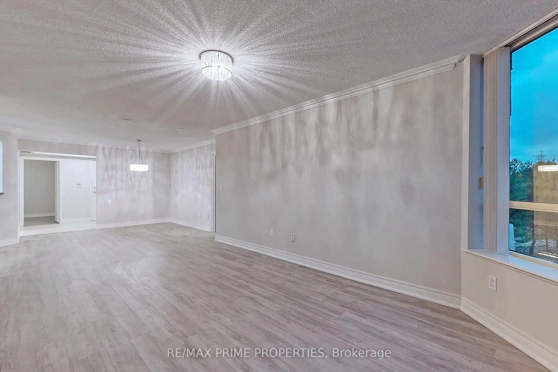 89 Skymark Drive #310