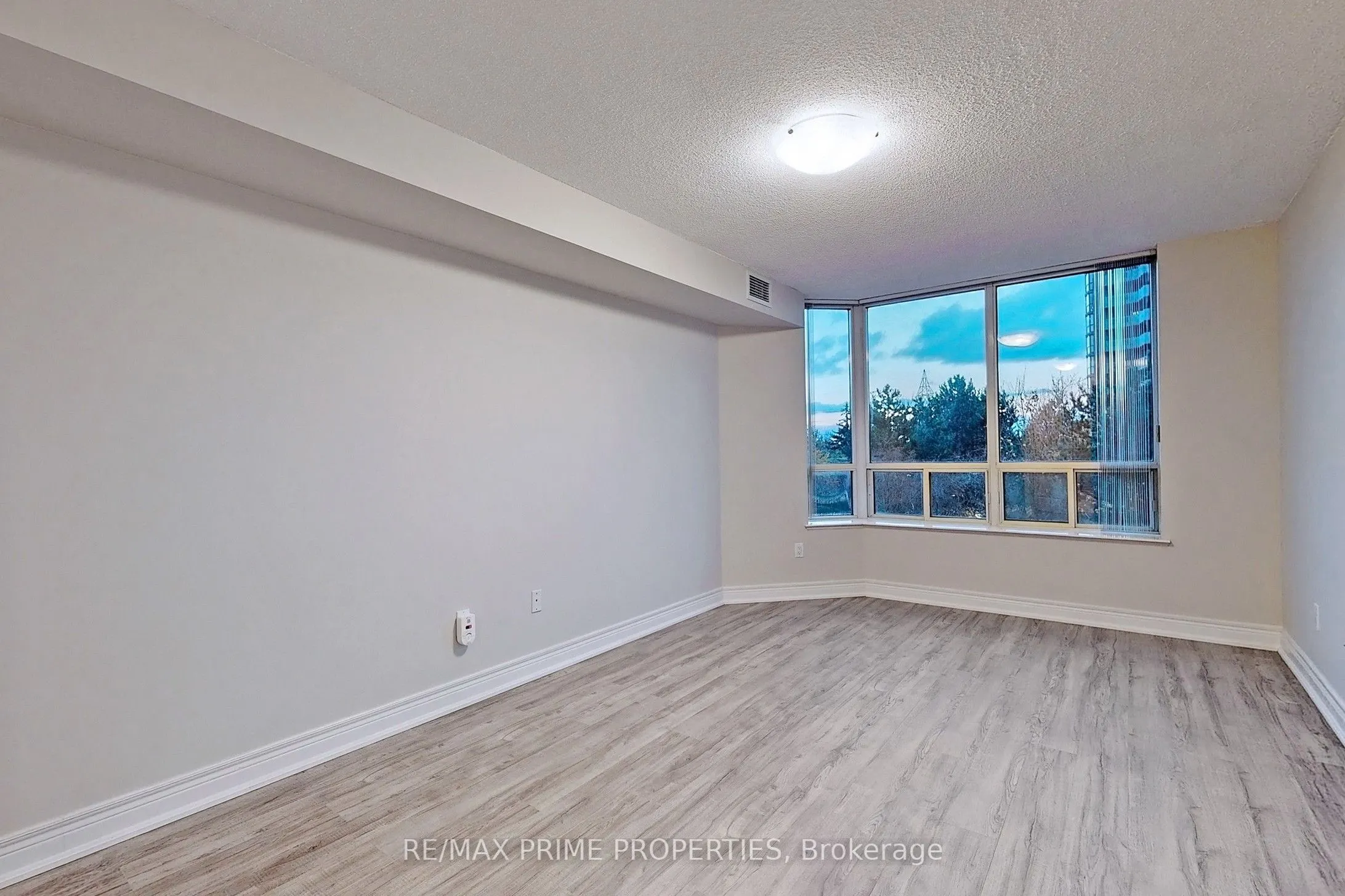 89 Skymark Drive #310