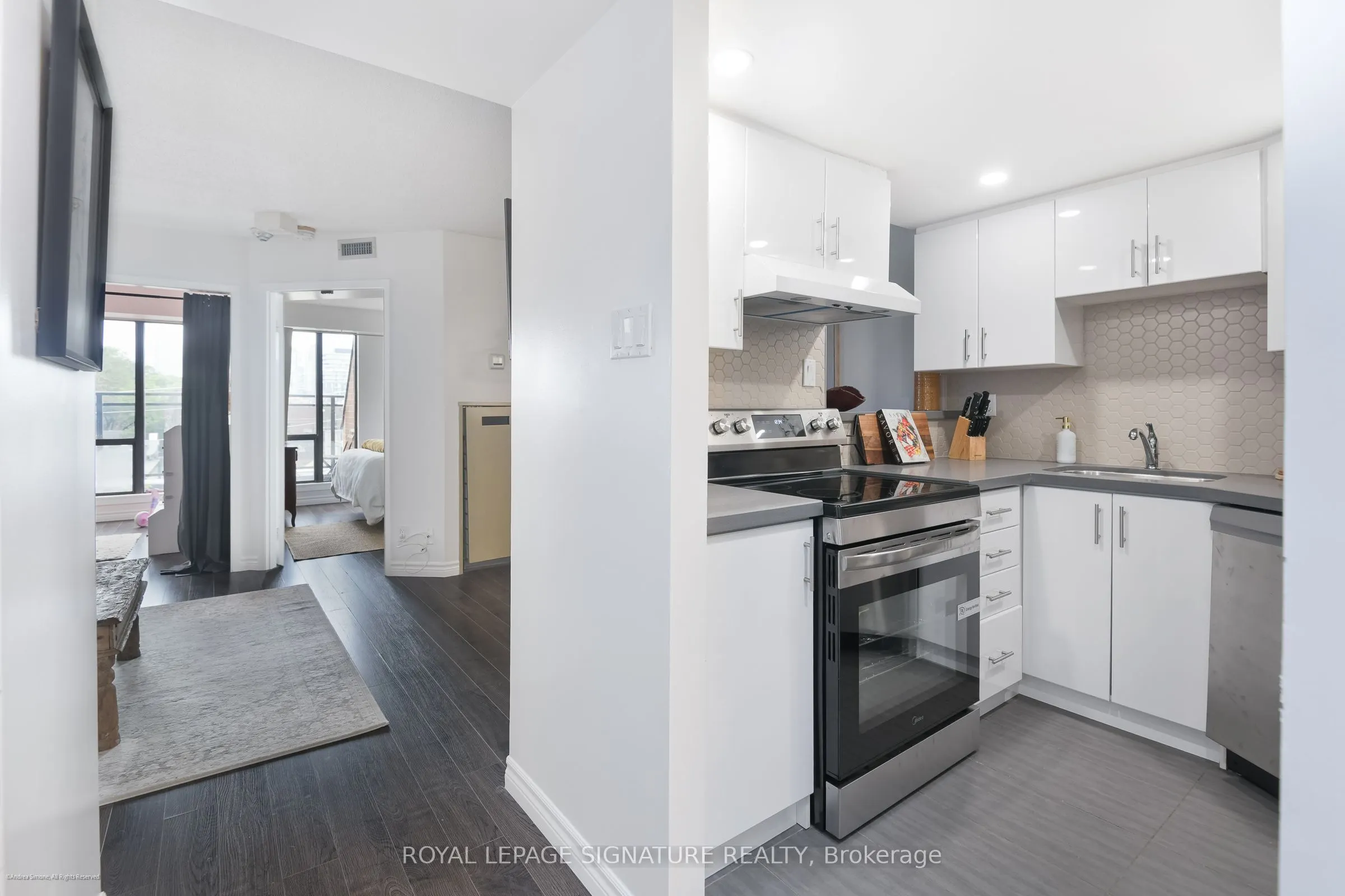 456 College Street #415