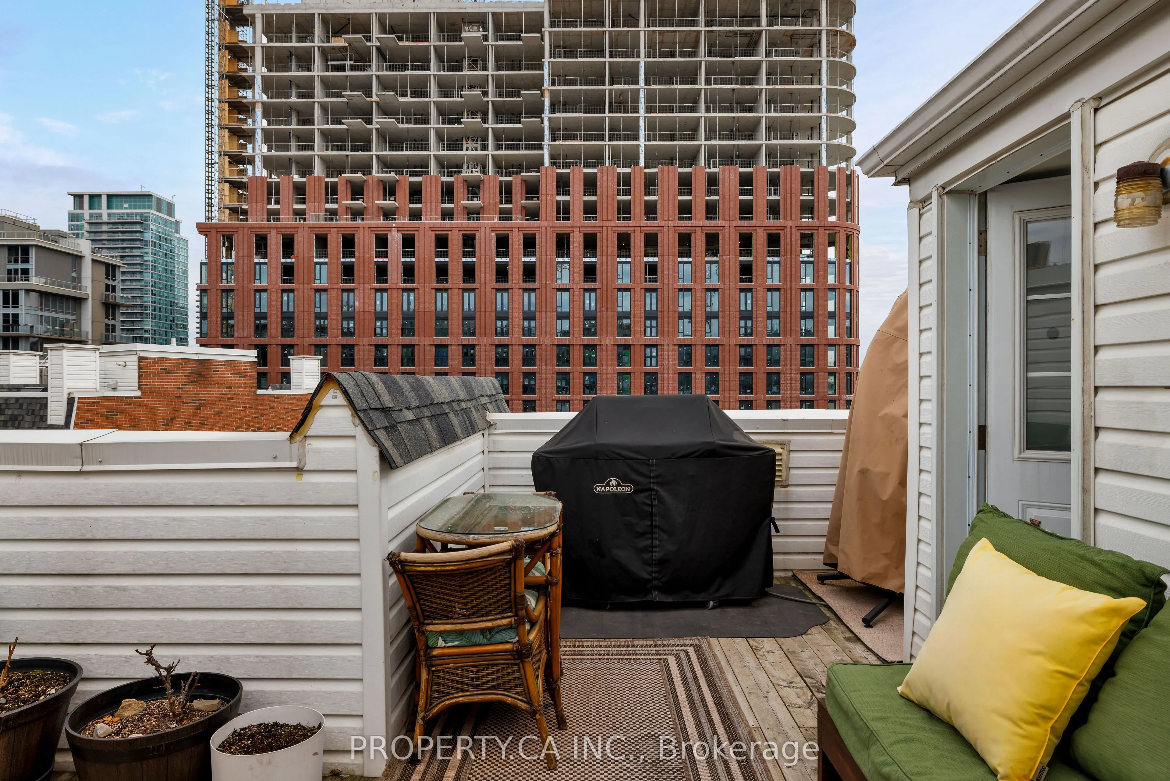 12 Sudbury Street #819