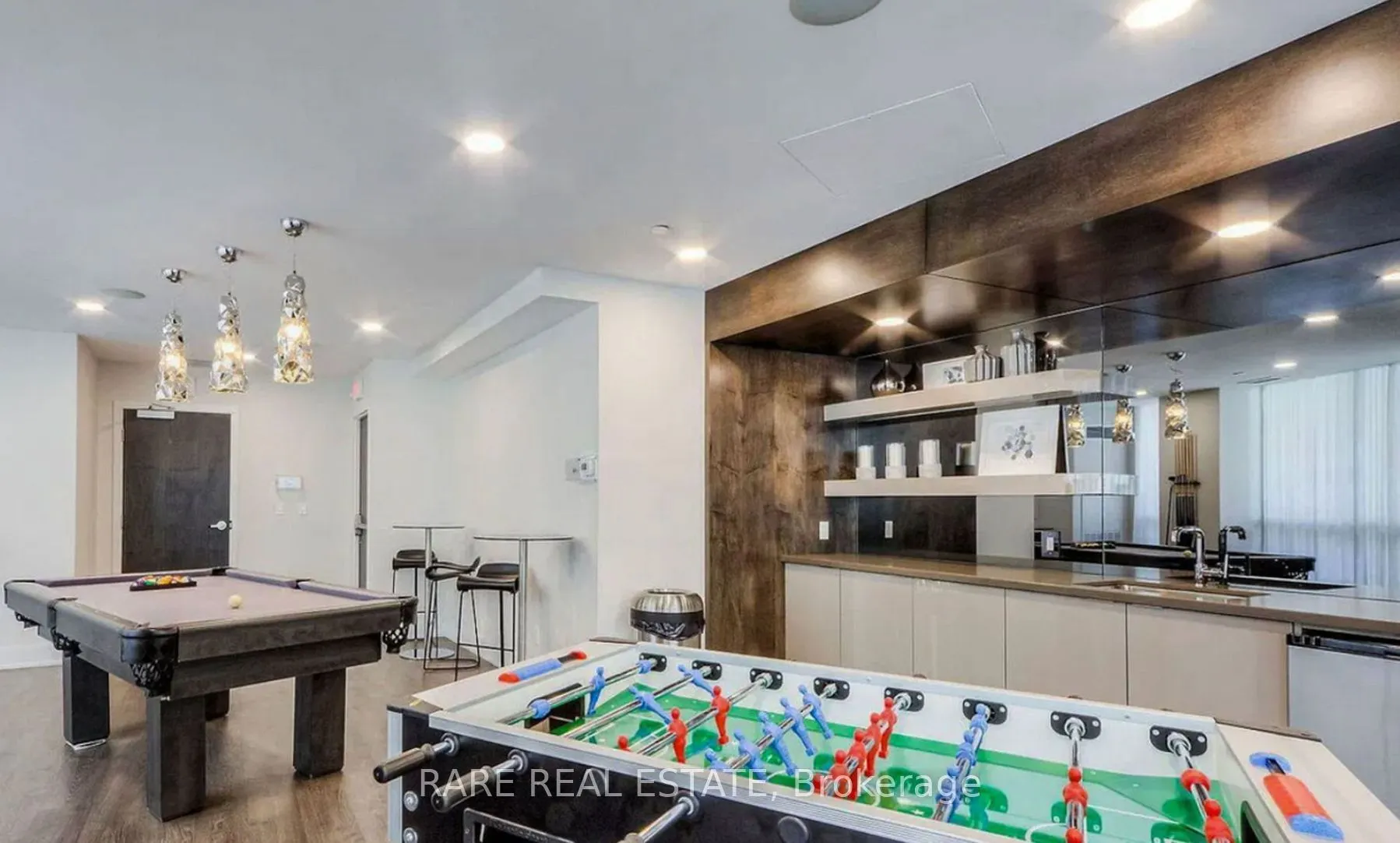 50 Bruyeres Mews #905