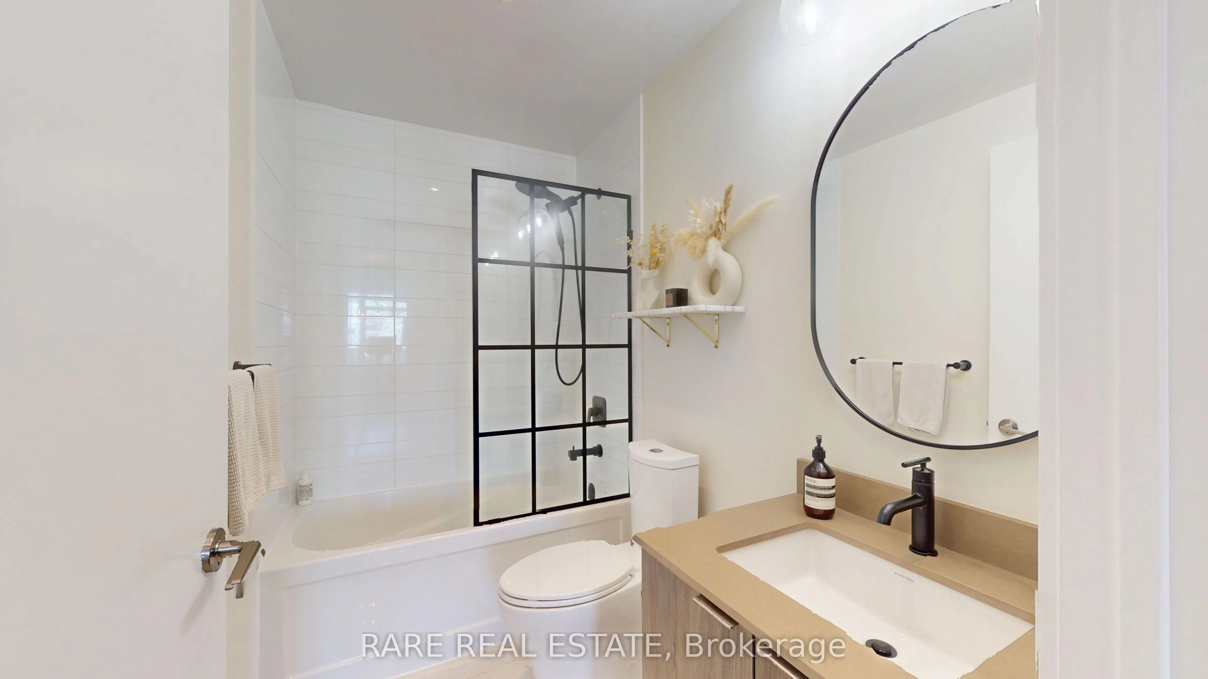 50 Bruyeres Mews #905