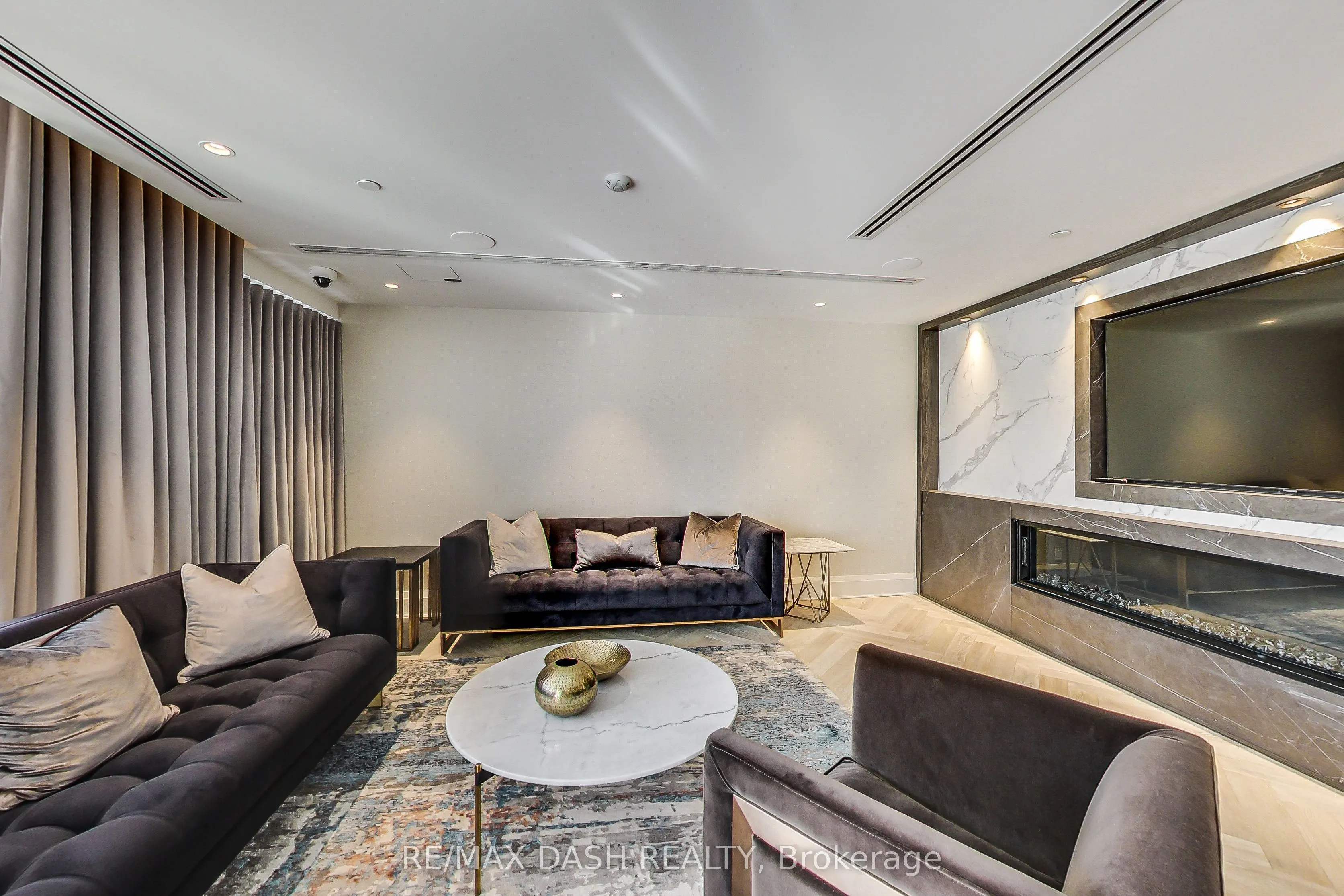 151 Avenue Road #501