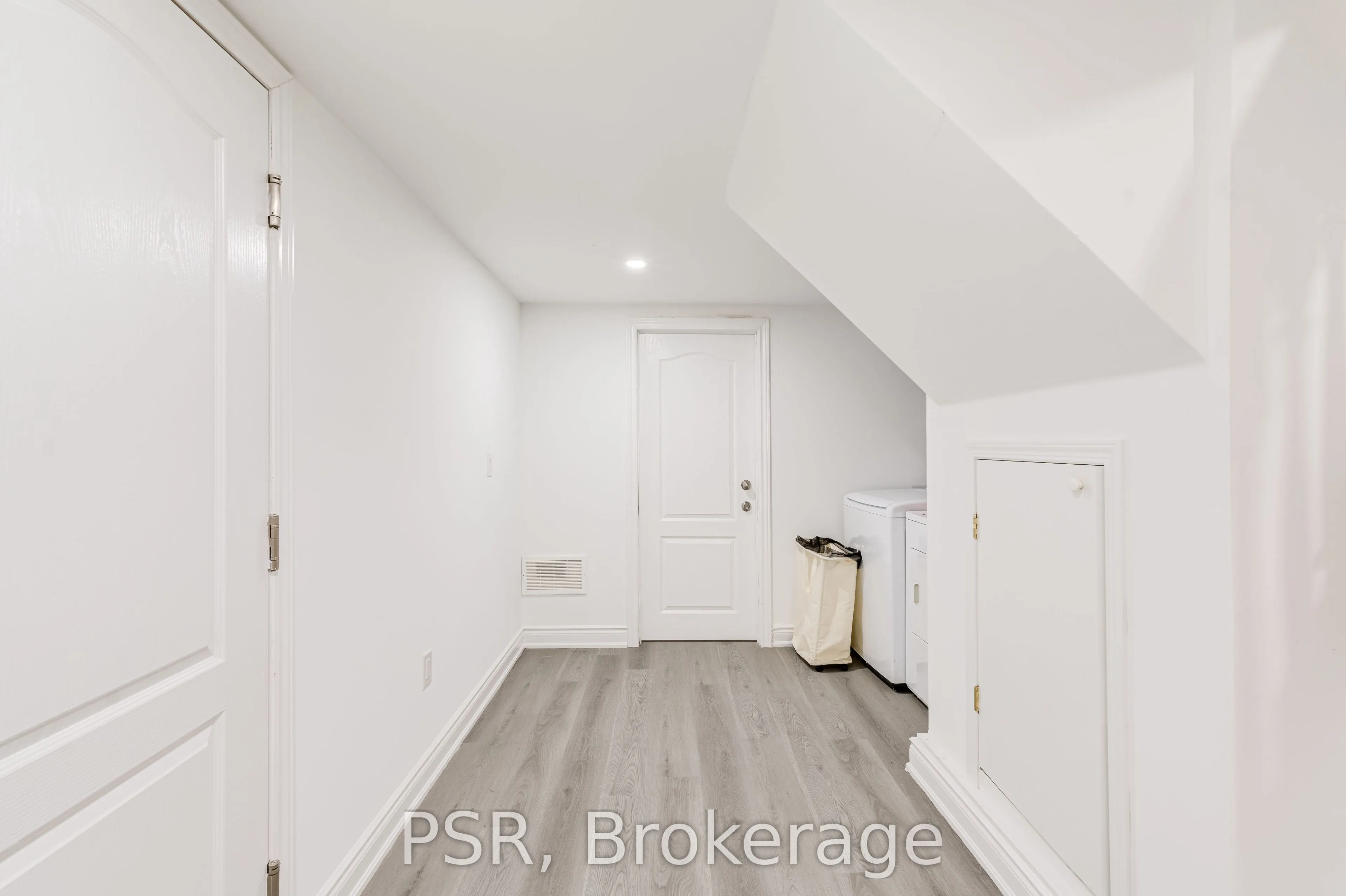 24 Skelmore Crescent #Lower