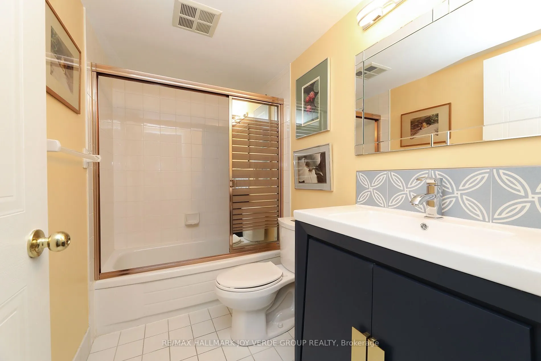 5 Kenneth Avenue #405