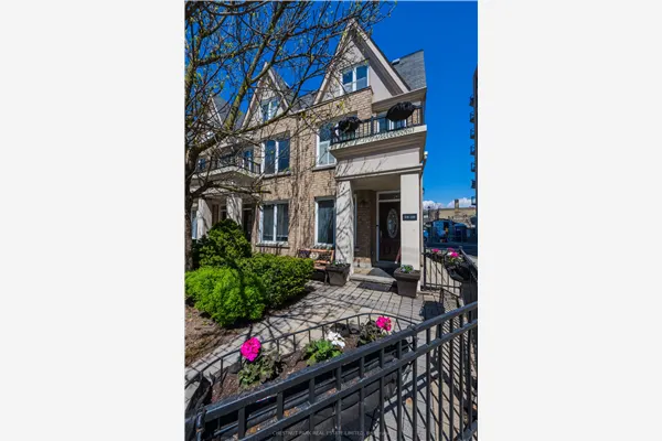 140 Bathurst Street #TH8