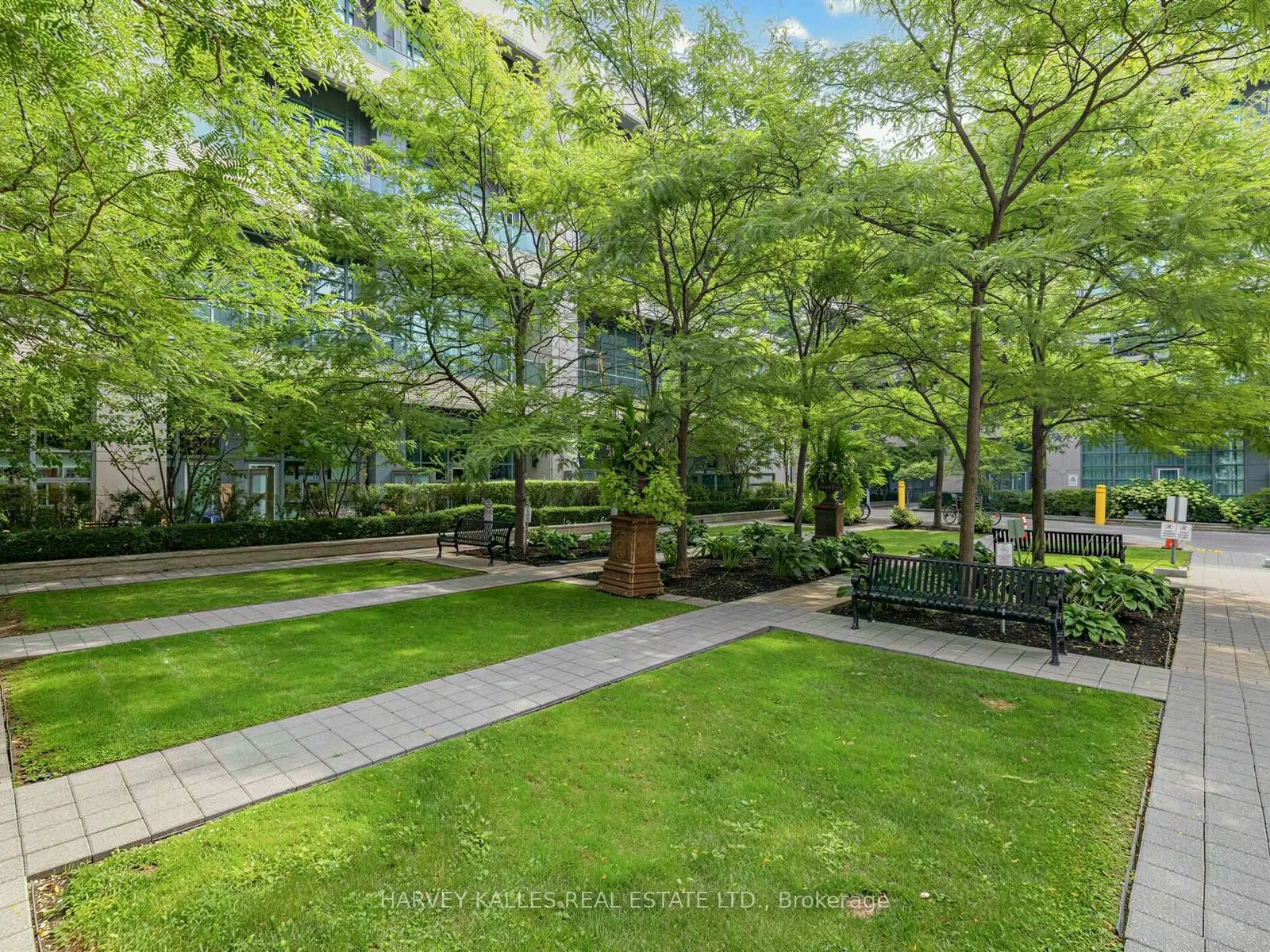 380 Macpherson Avenue #106