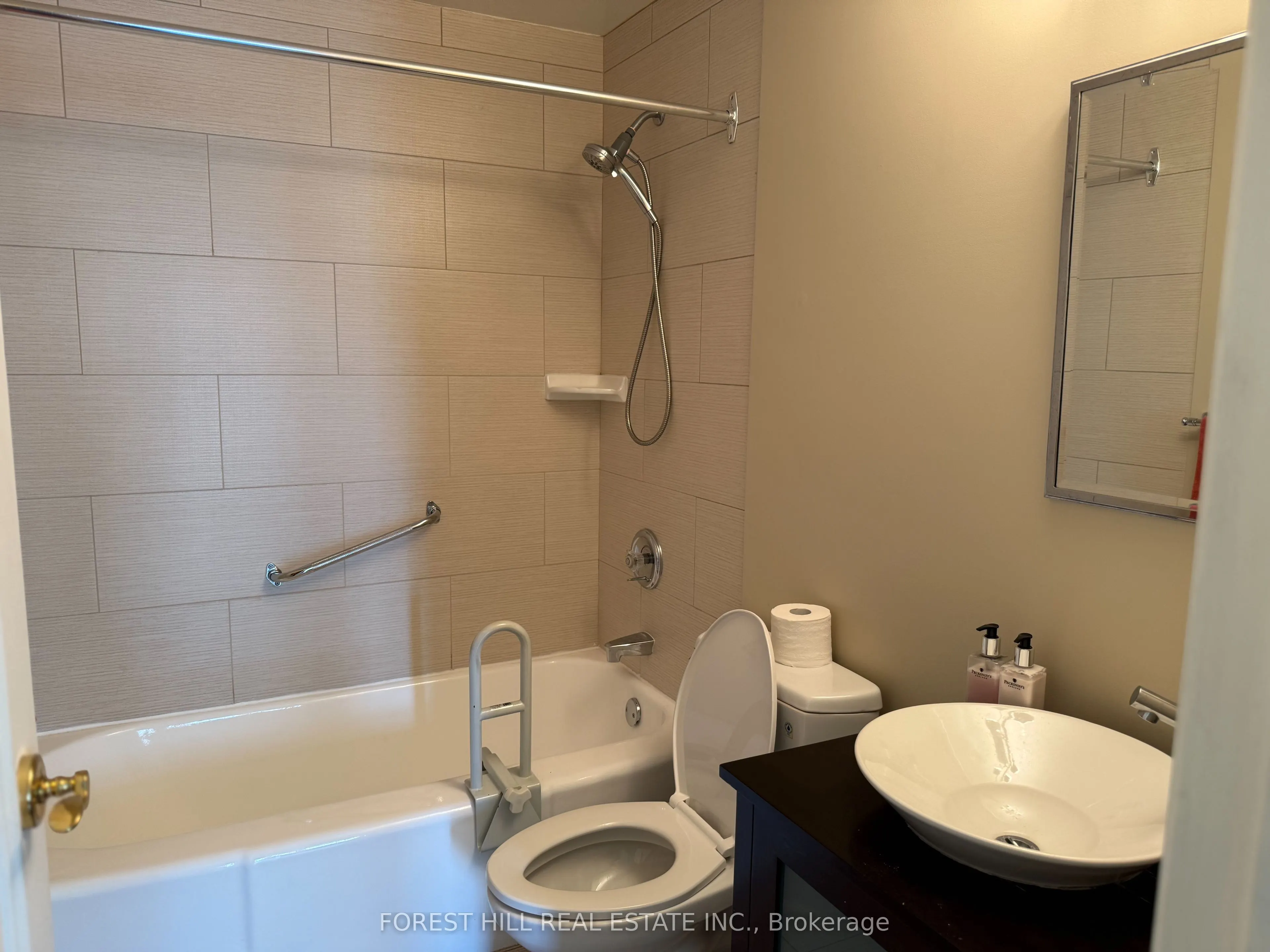 500 Avenue Road #405