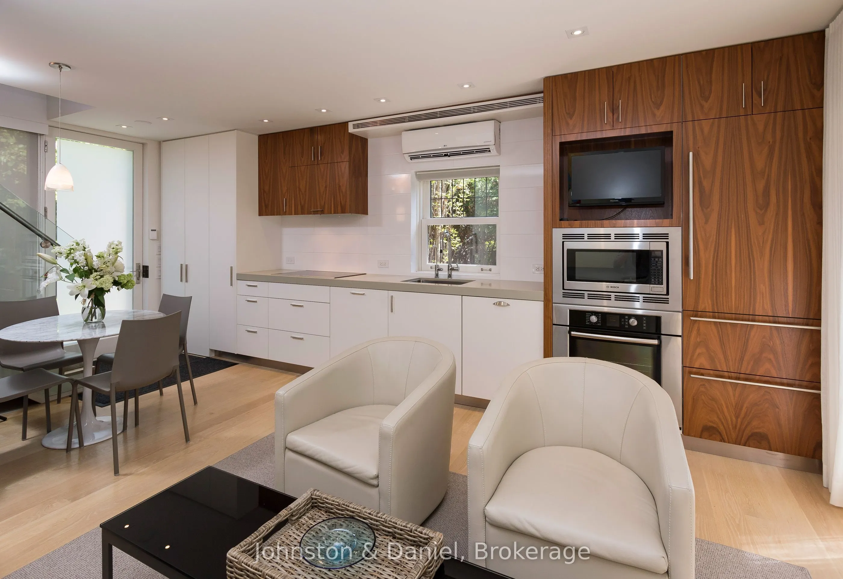 78 Roxborough Street E #400