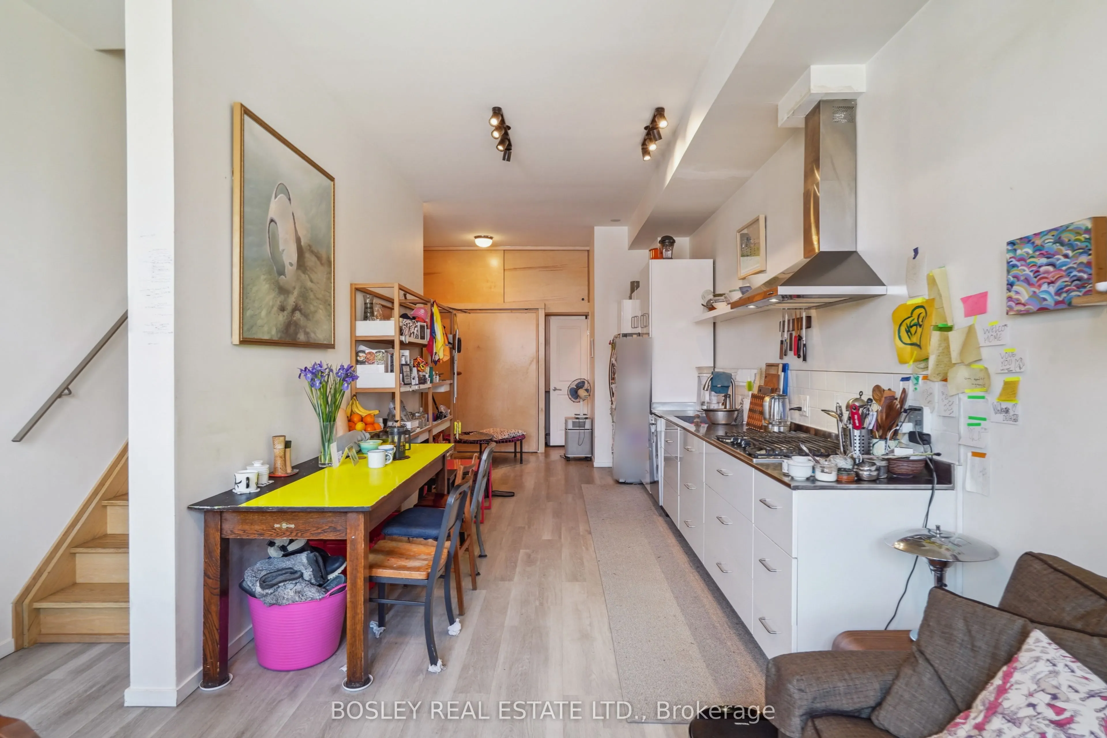 890 Queen Street W