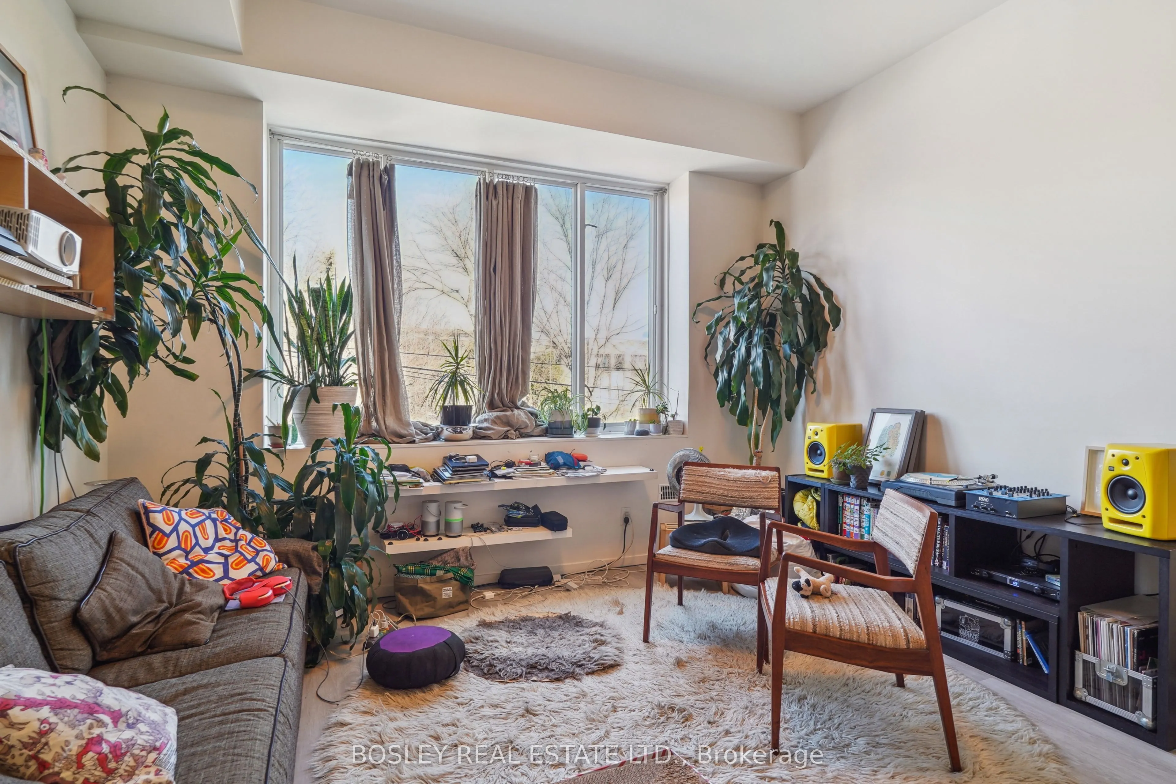 890 Queen Street W