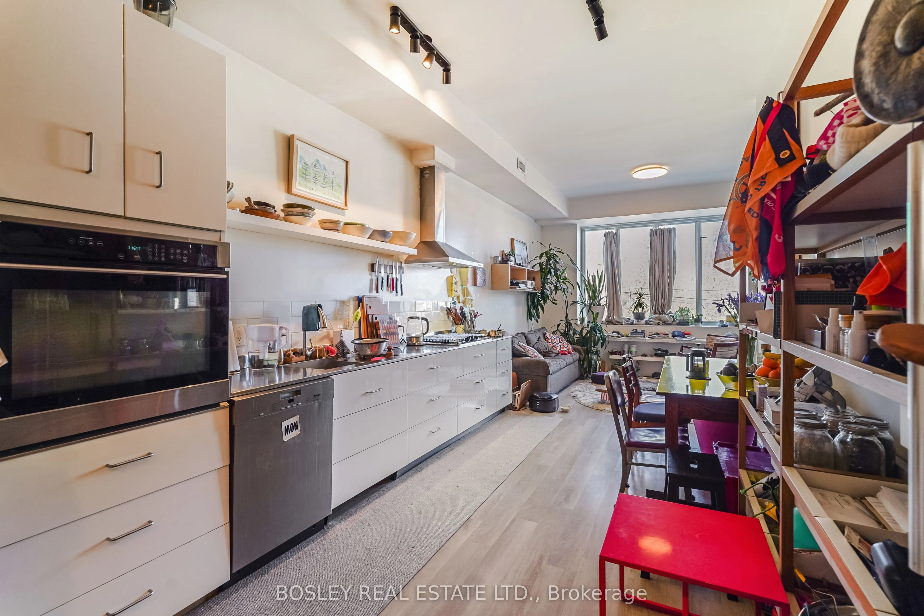 890 Queen Street W