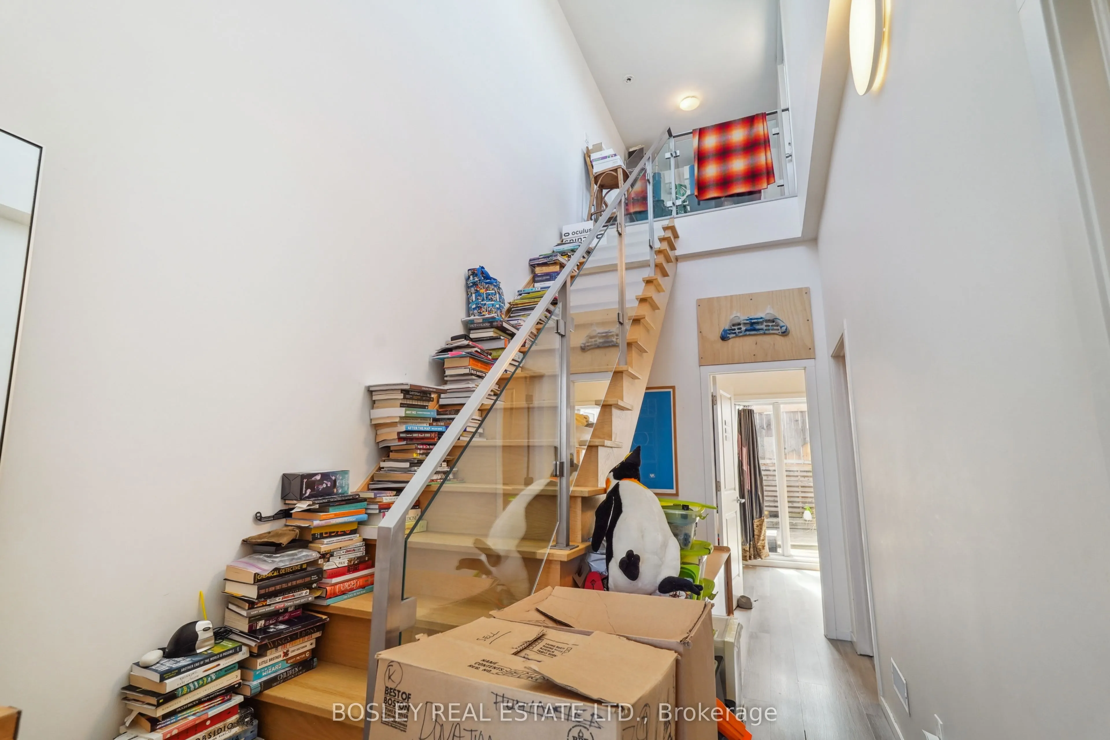 890 Queen Street W