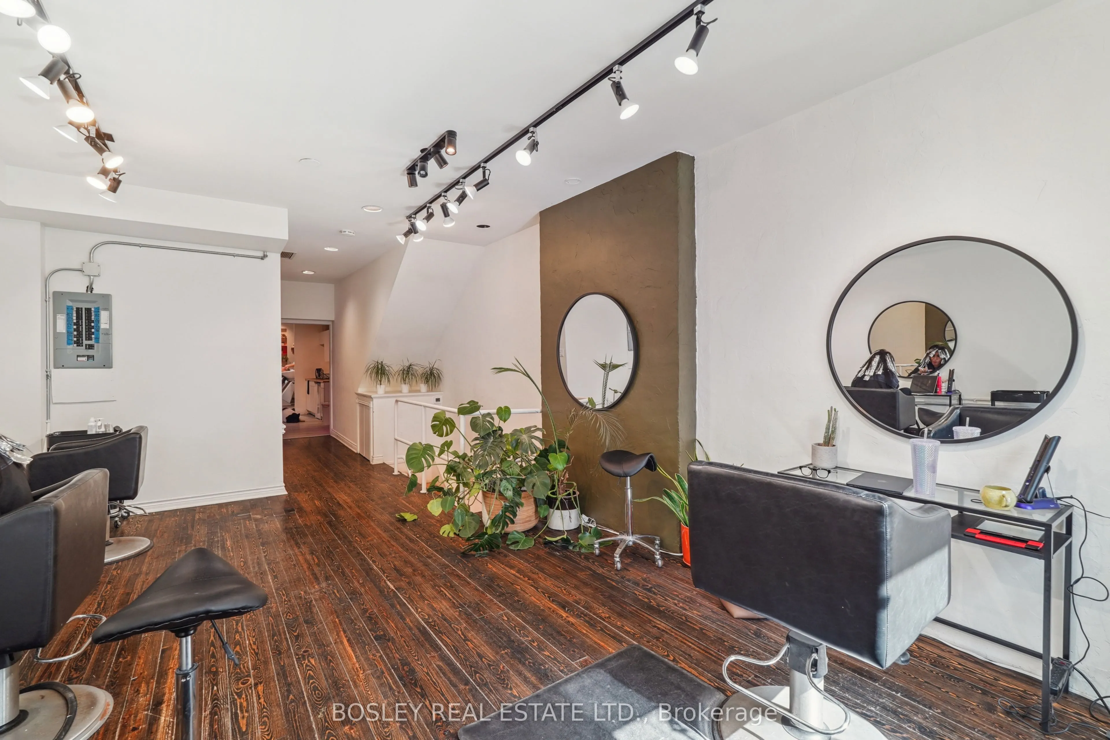 890 Queen Street W