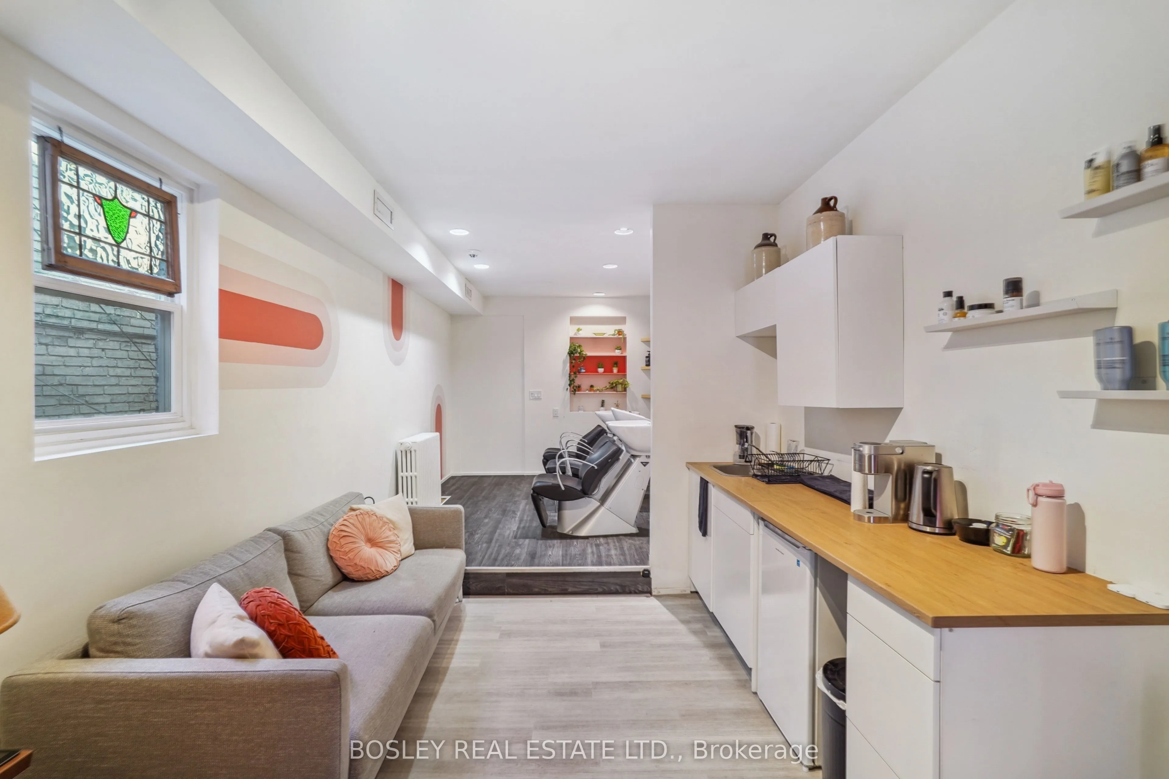 890 Queen Street W