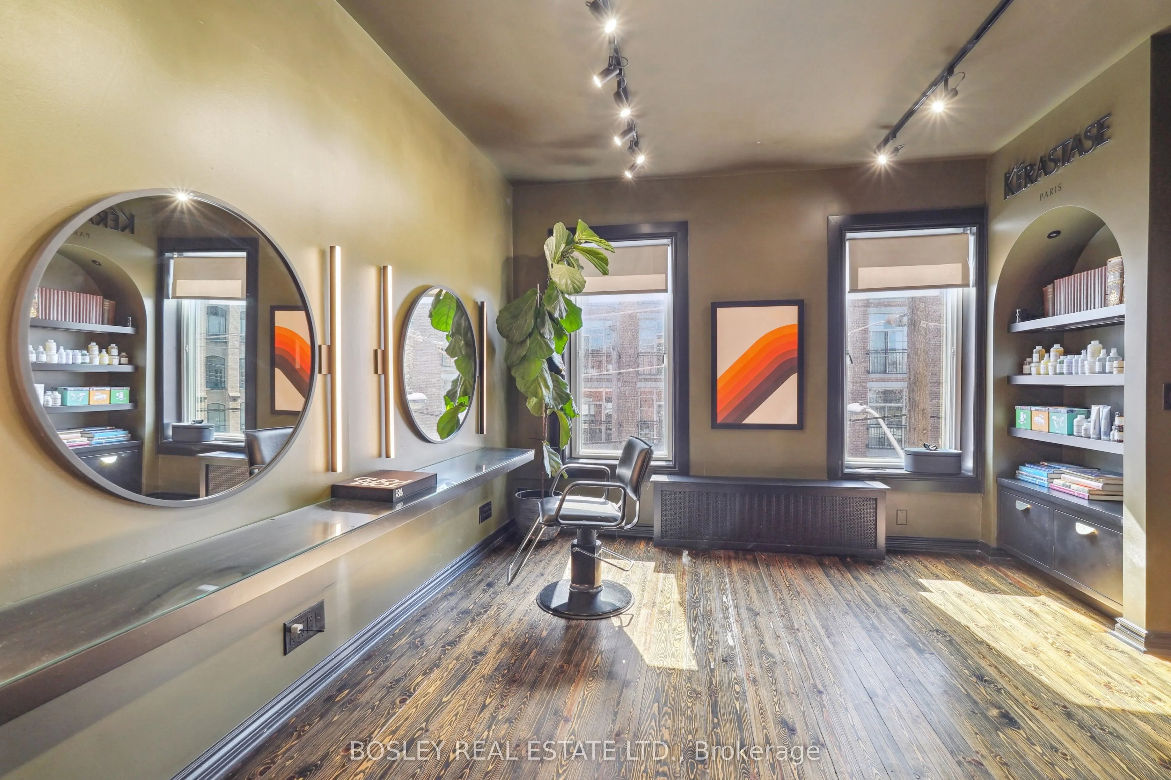 890 Queen Street W