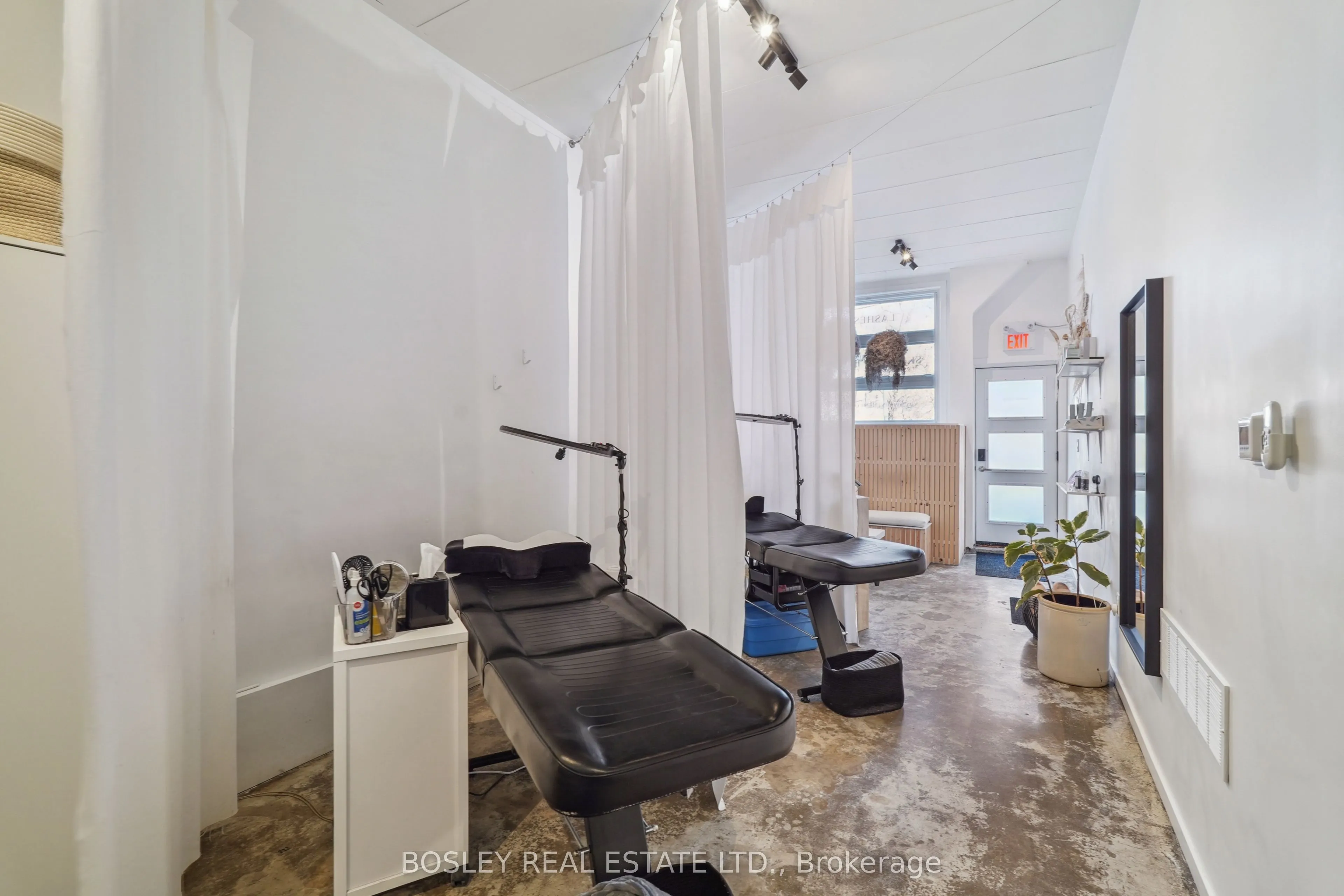 890 Queen Street W
