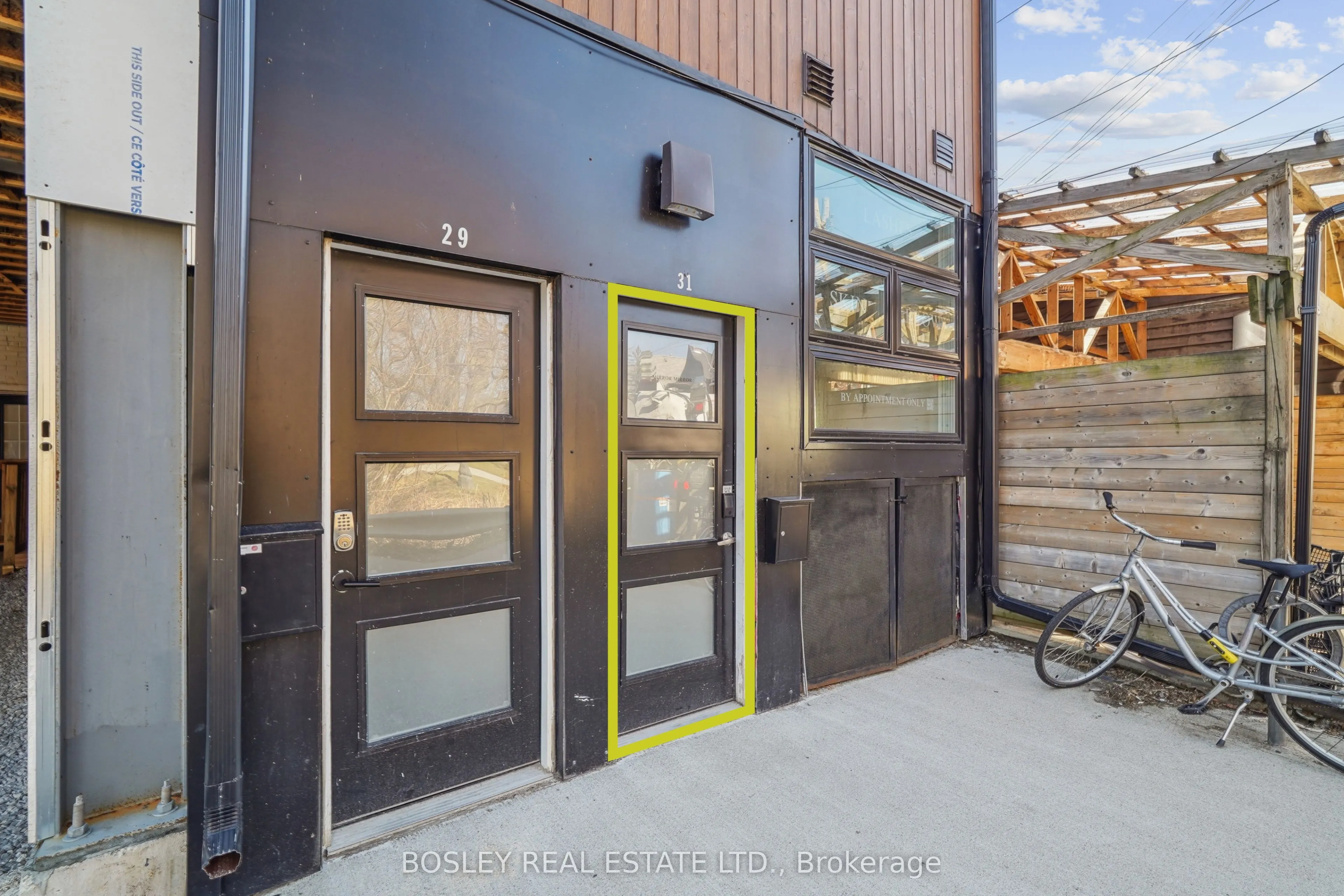 890 Queen Street W