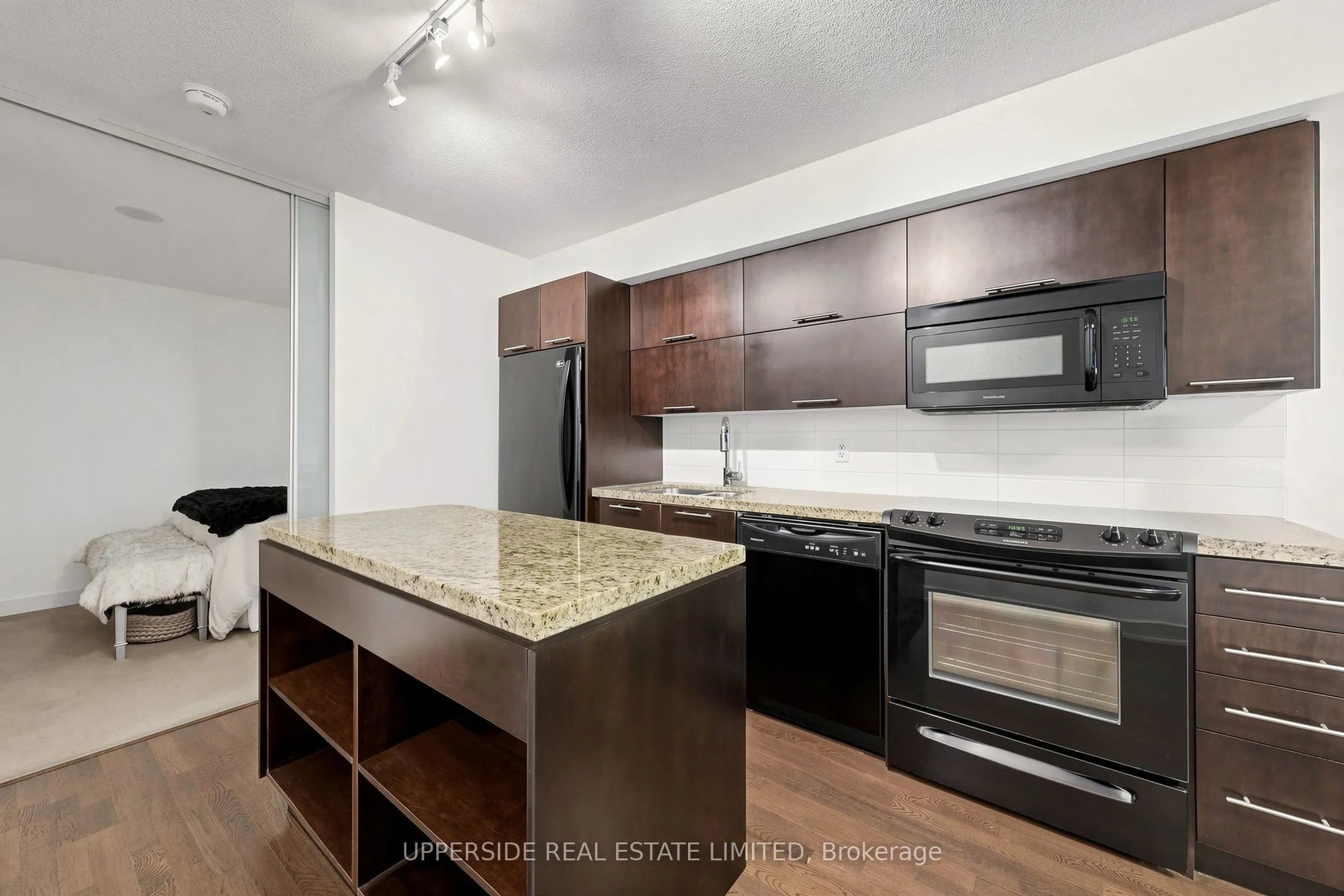 126 Simcoe Street #607
