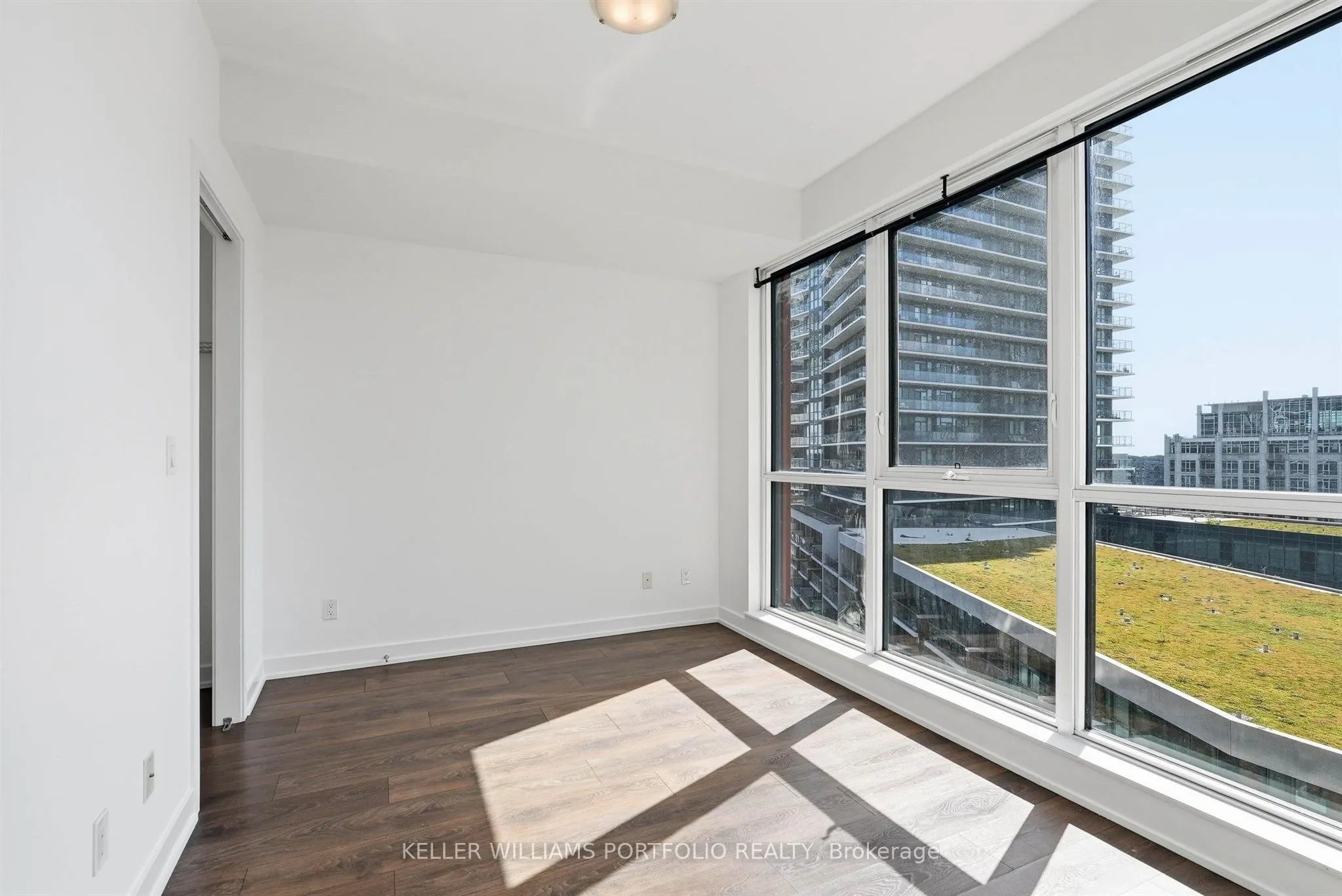 50 Bruyeres Mews #1009