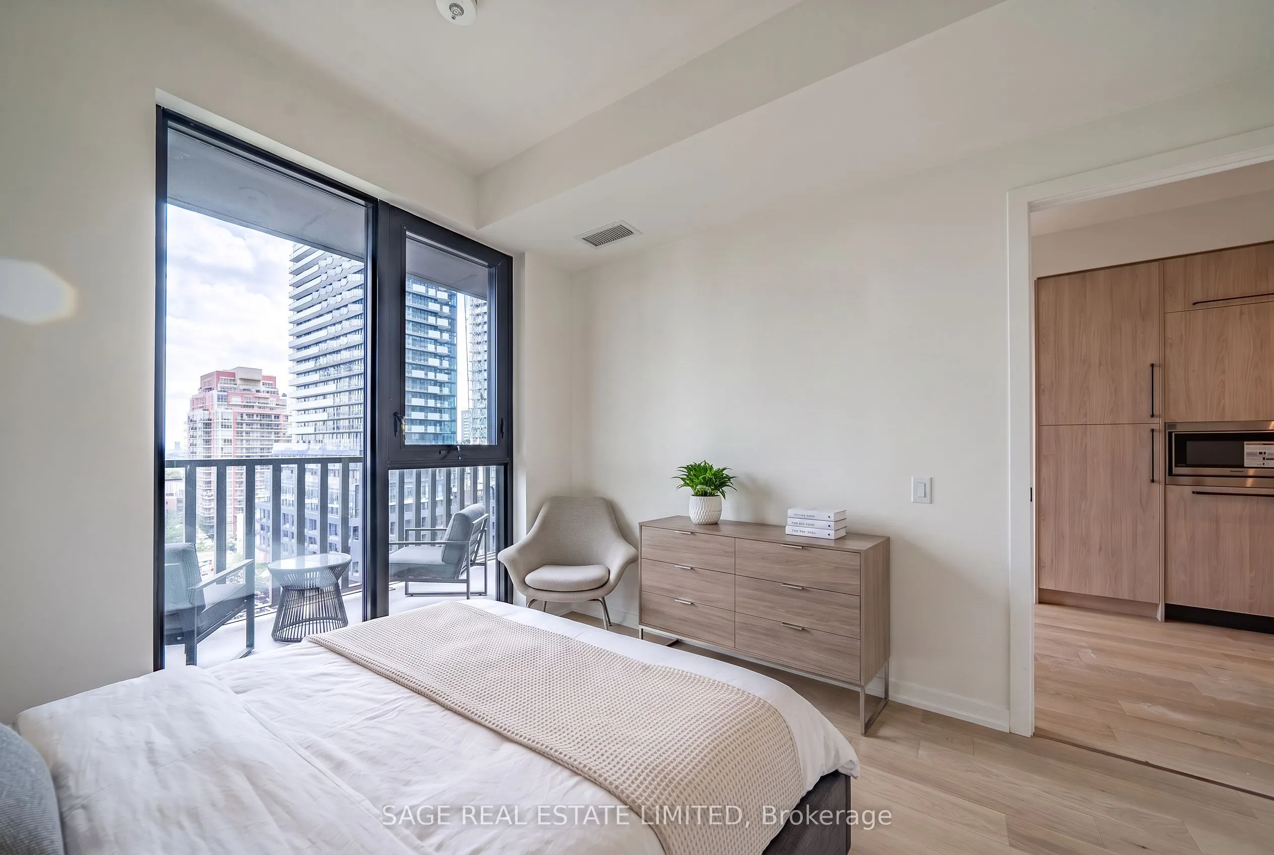 109 Erskine Avenue #1007