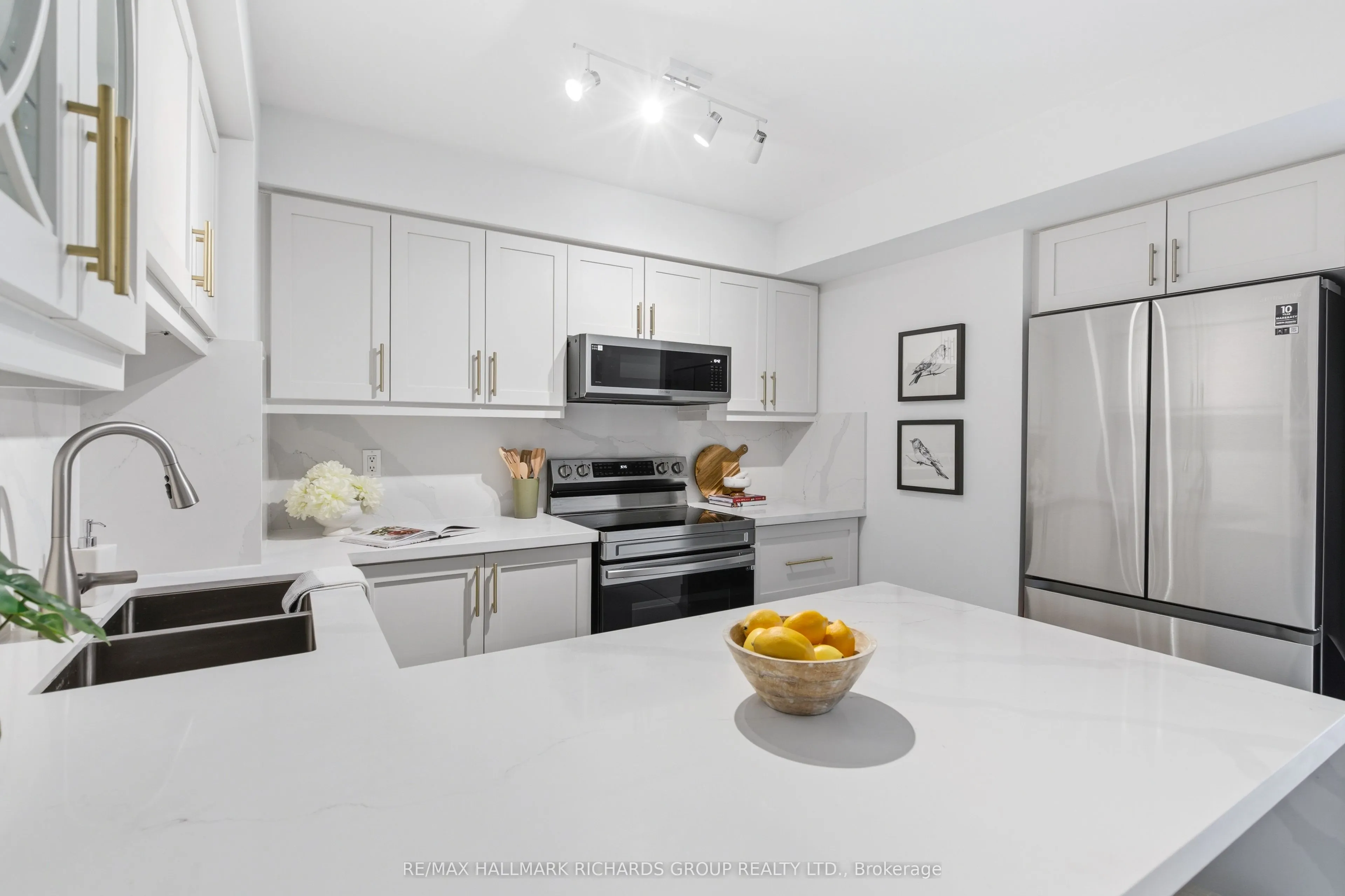 118 Finch Avenue W #8