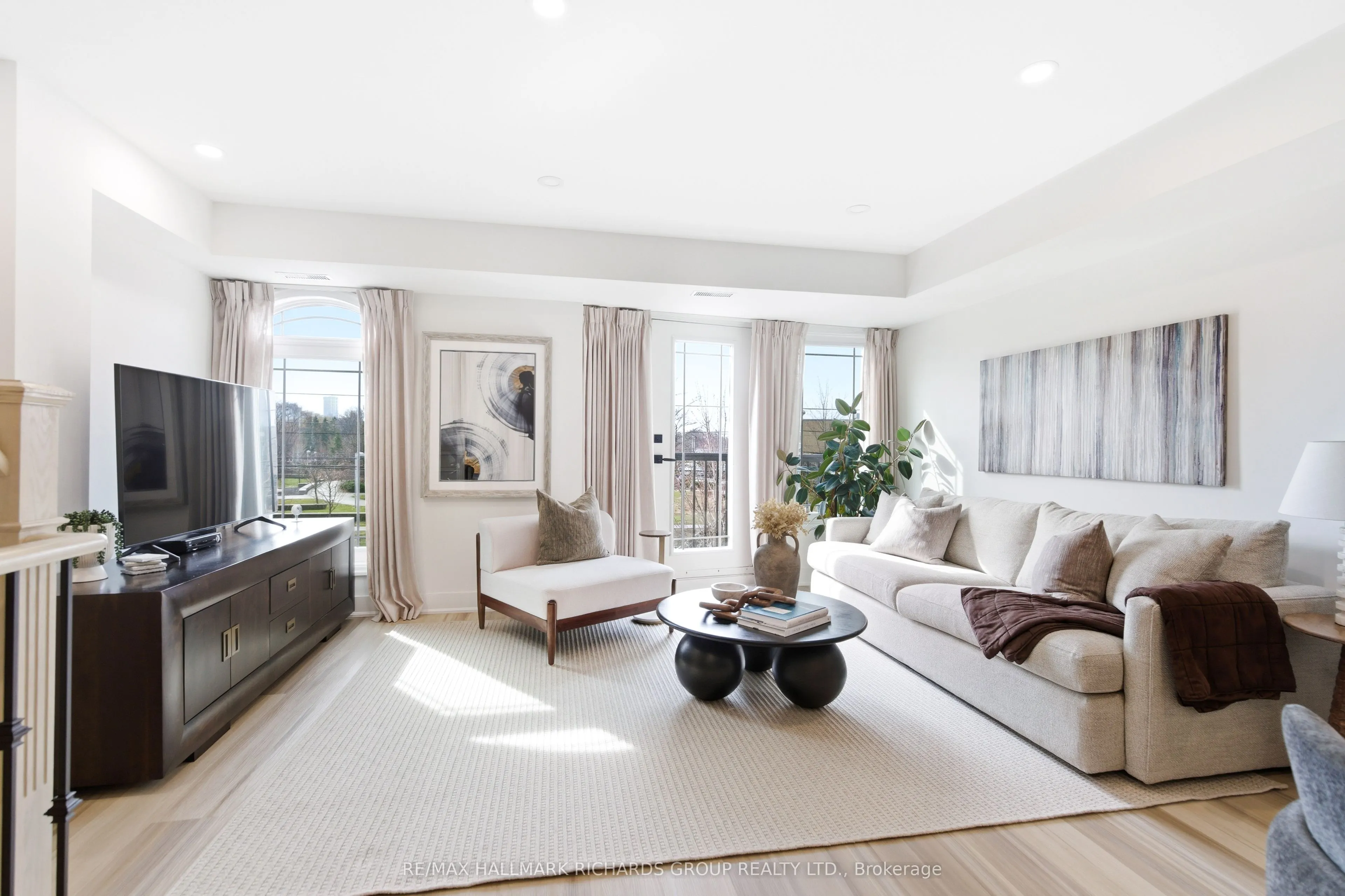 118 Finch Avenue W #8