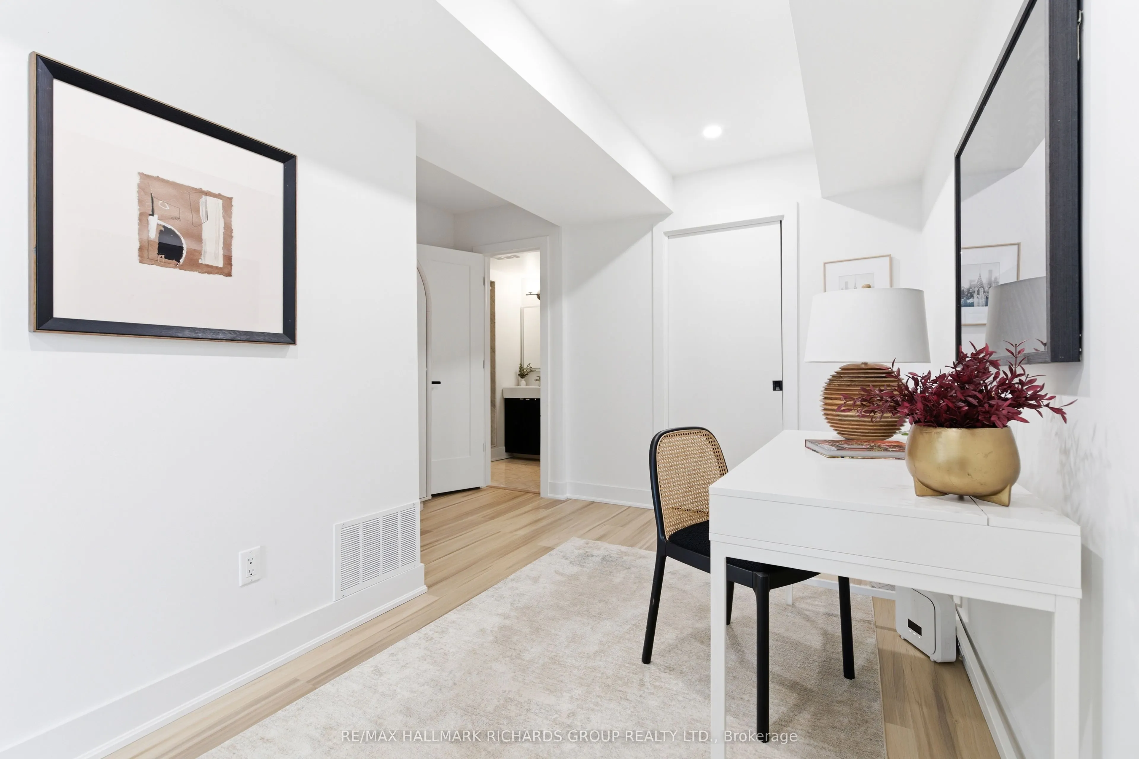118 Finch Avenue W #8