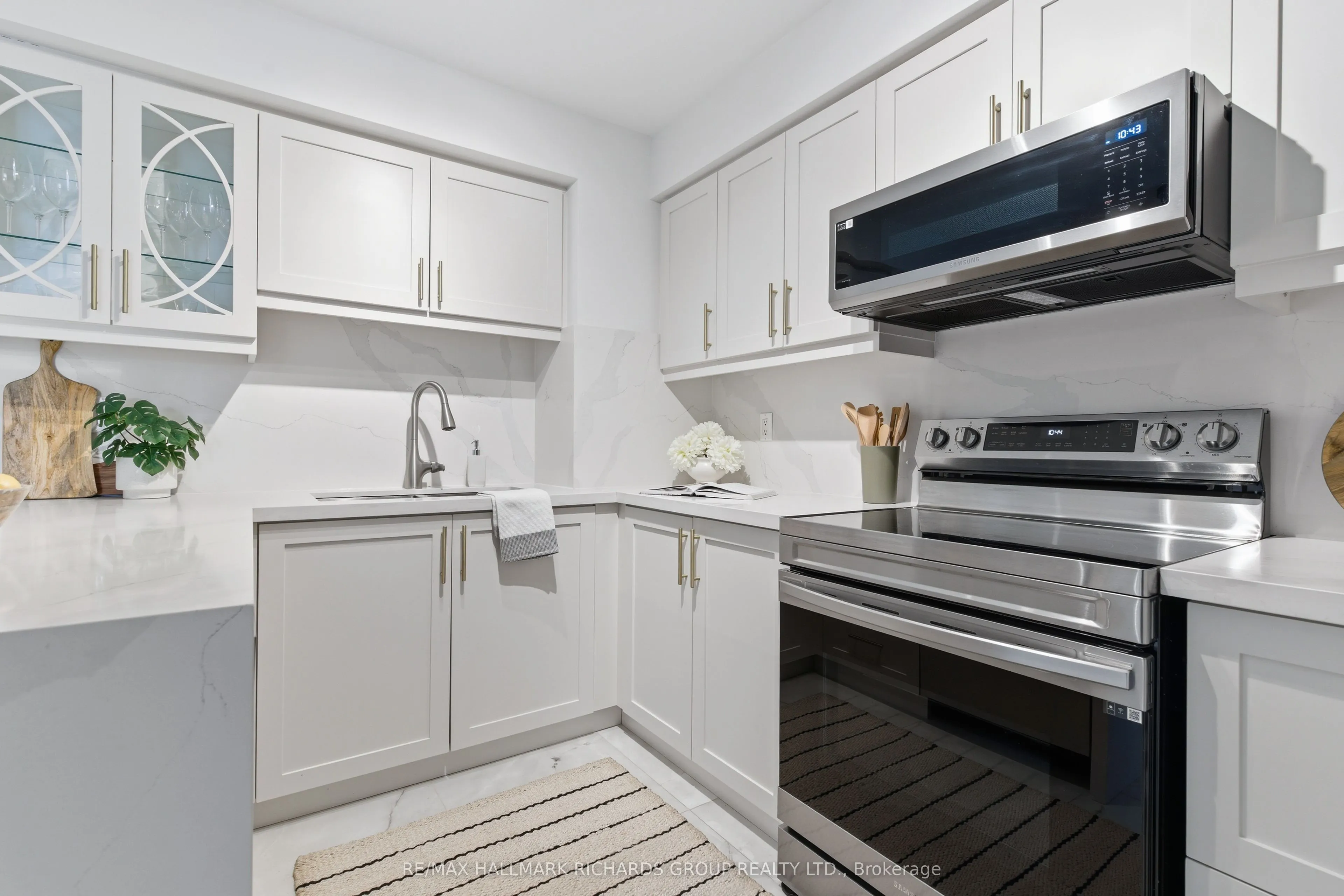 118 Finch Avenue W #8