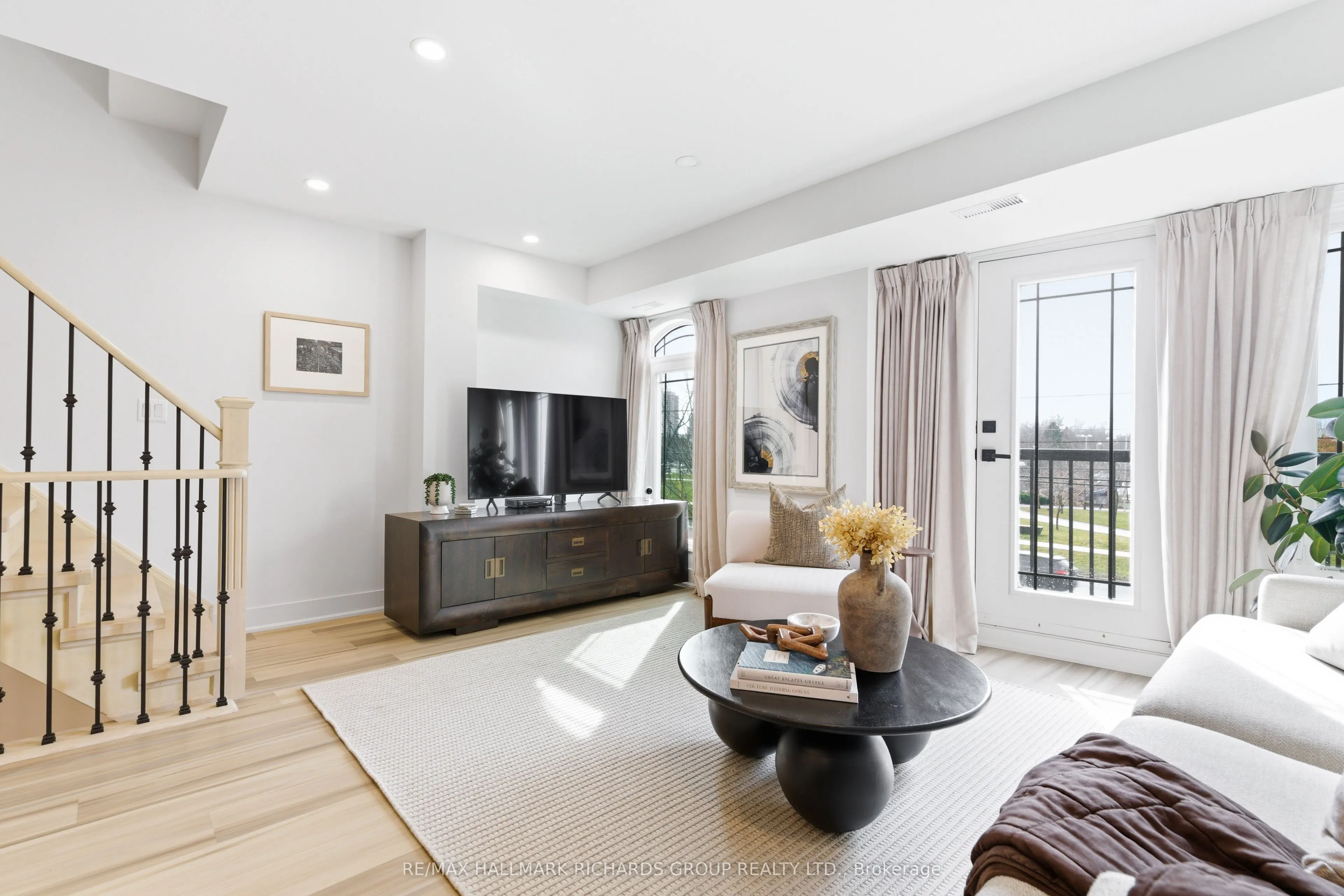 118 Finch Avenue W #8