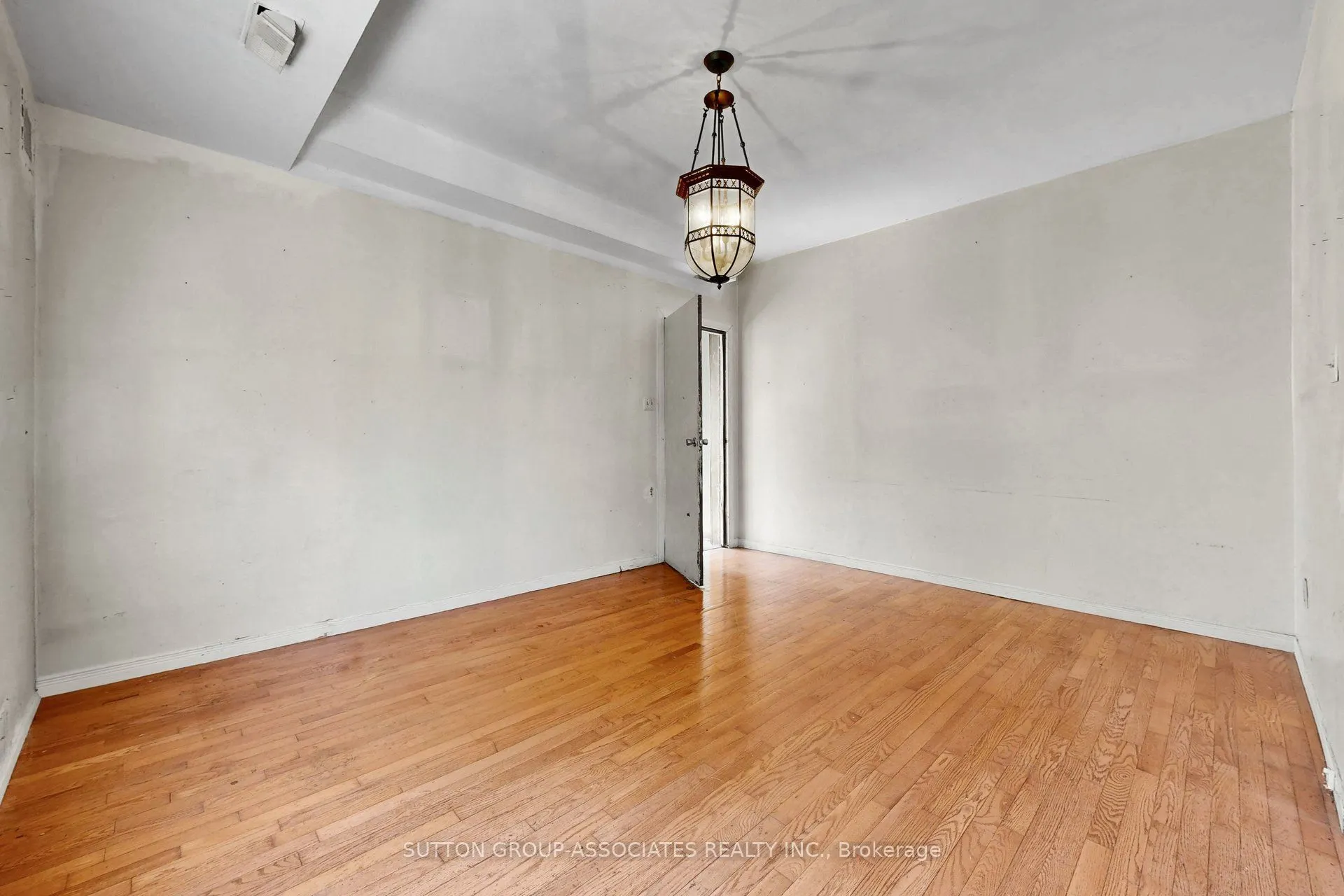 18 1/2 Bellevue Avenue