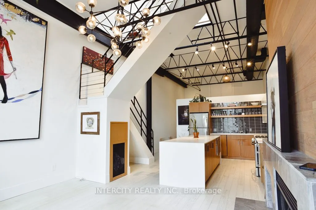 676 Richmond Street W #208