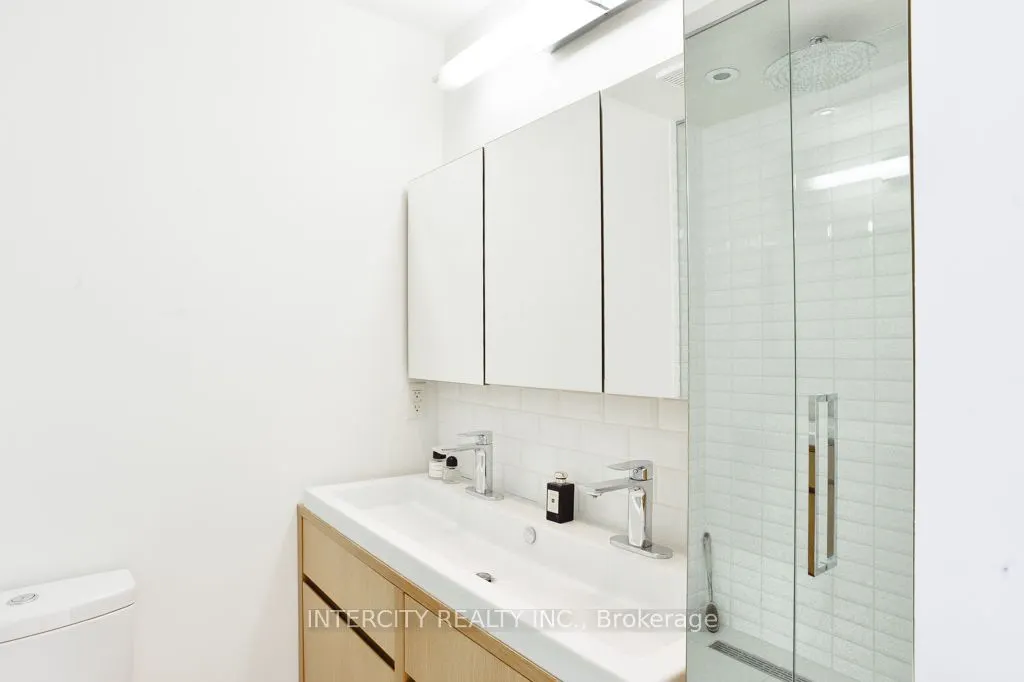 676 Richmond Street W #208