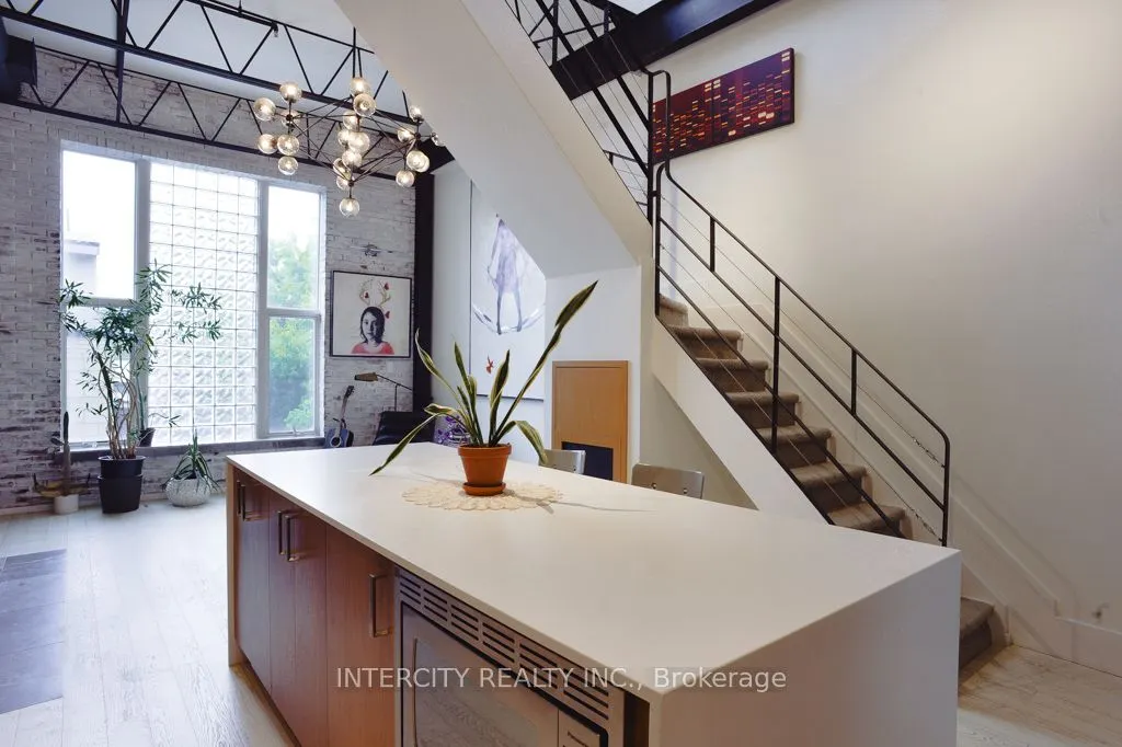 676 Richmond Street W #208