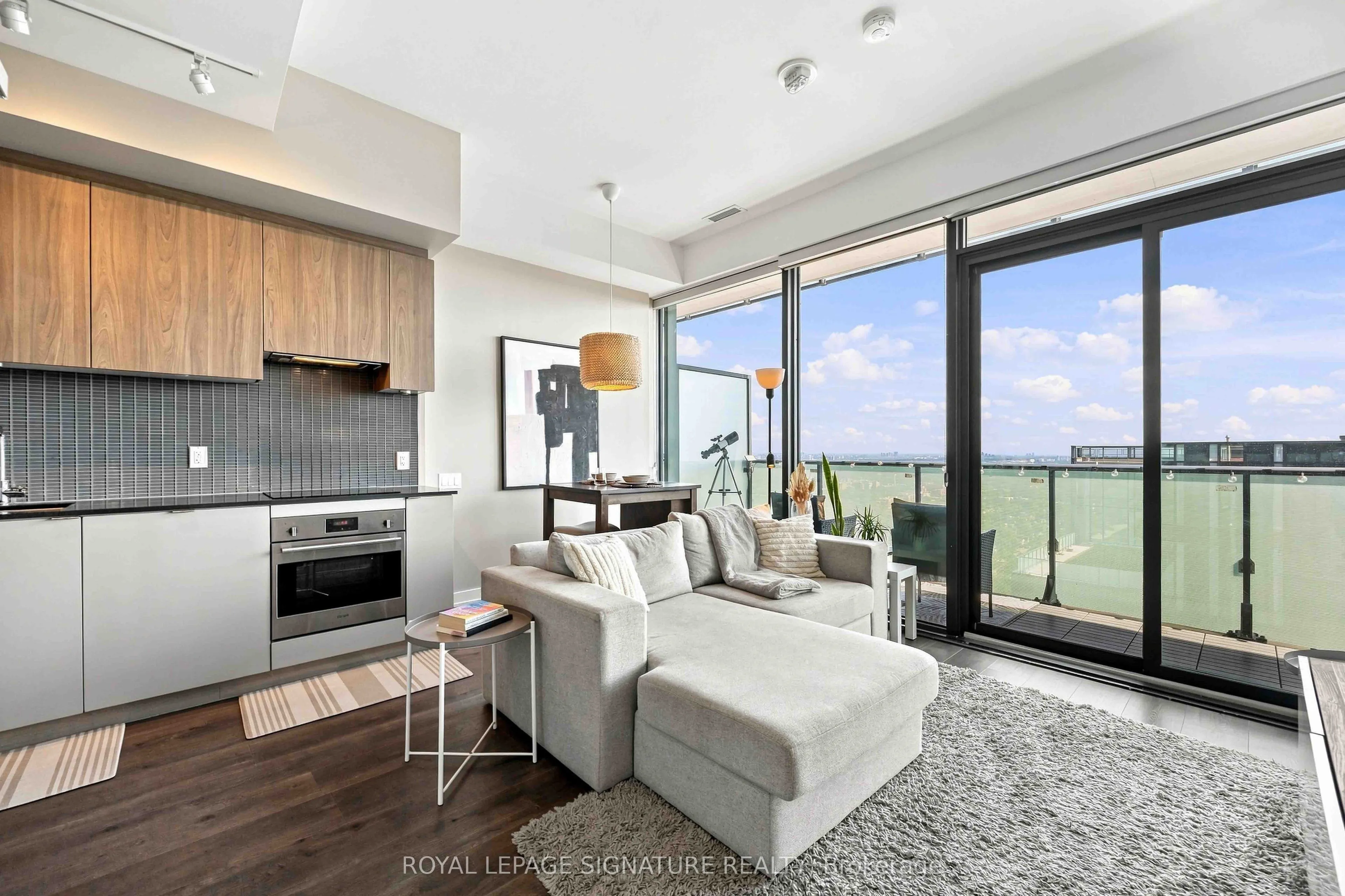 161 Roehampton Avenue #4305