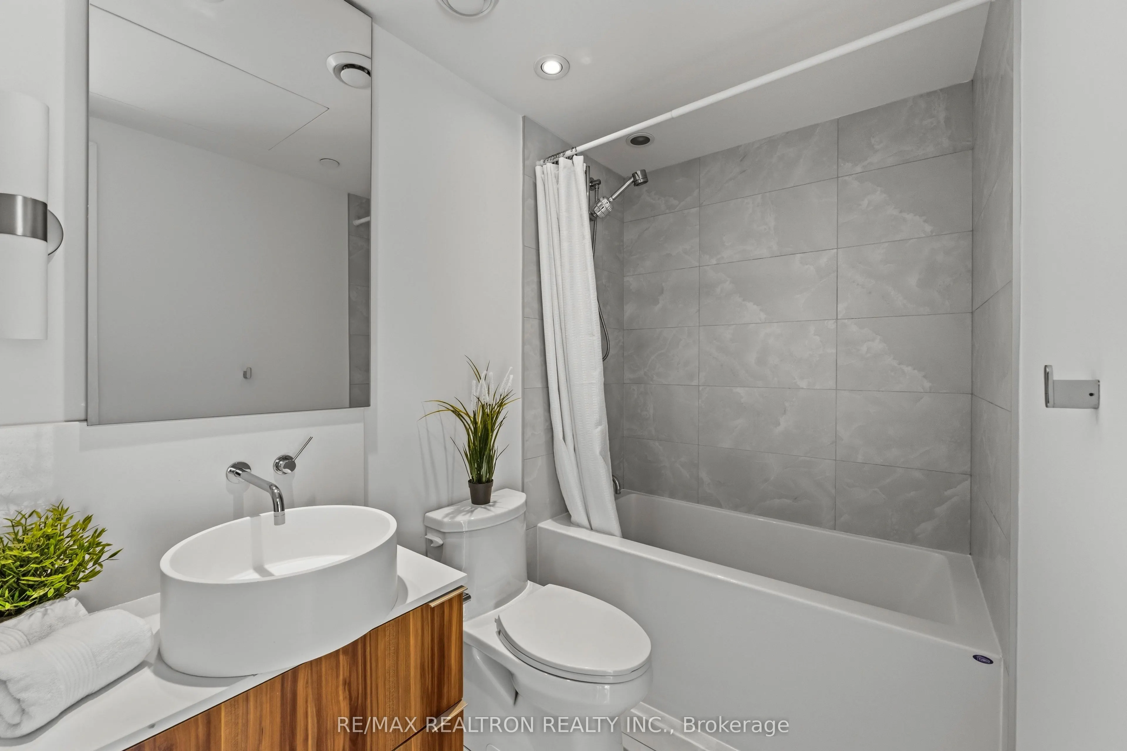 185 Roehampton Avenue #510