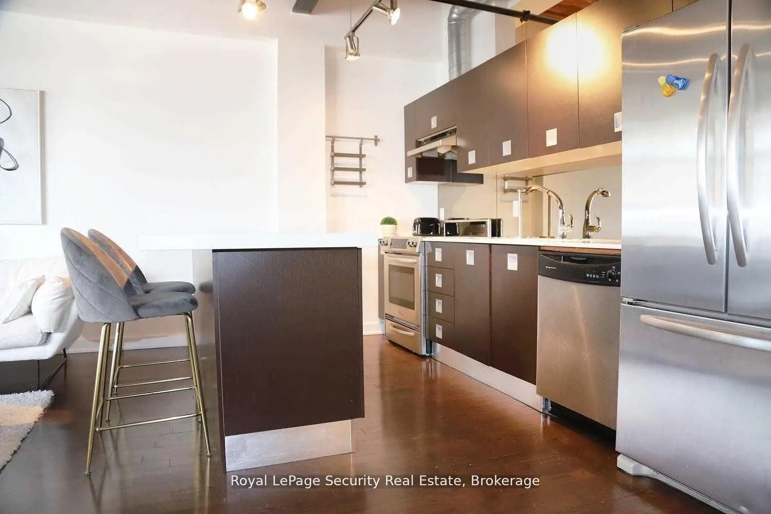 43 Hanna Avenue #208