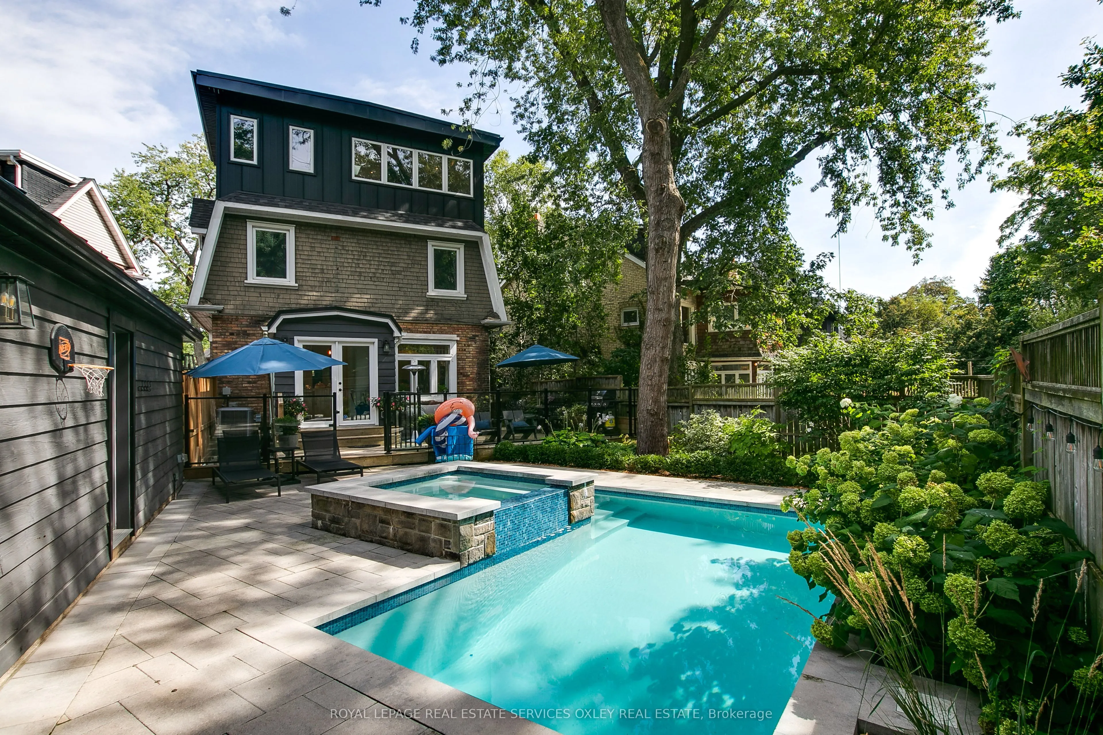 20 Edgewood Crescent