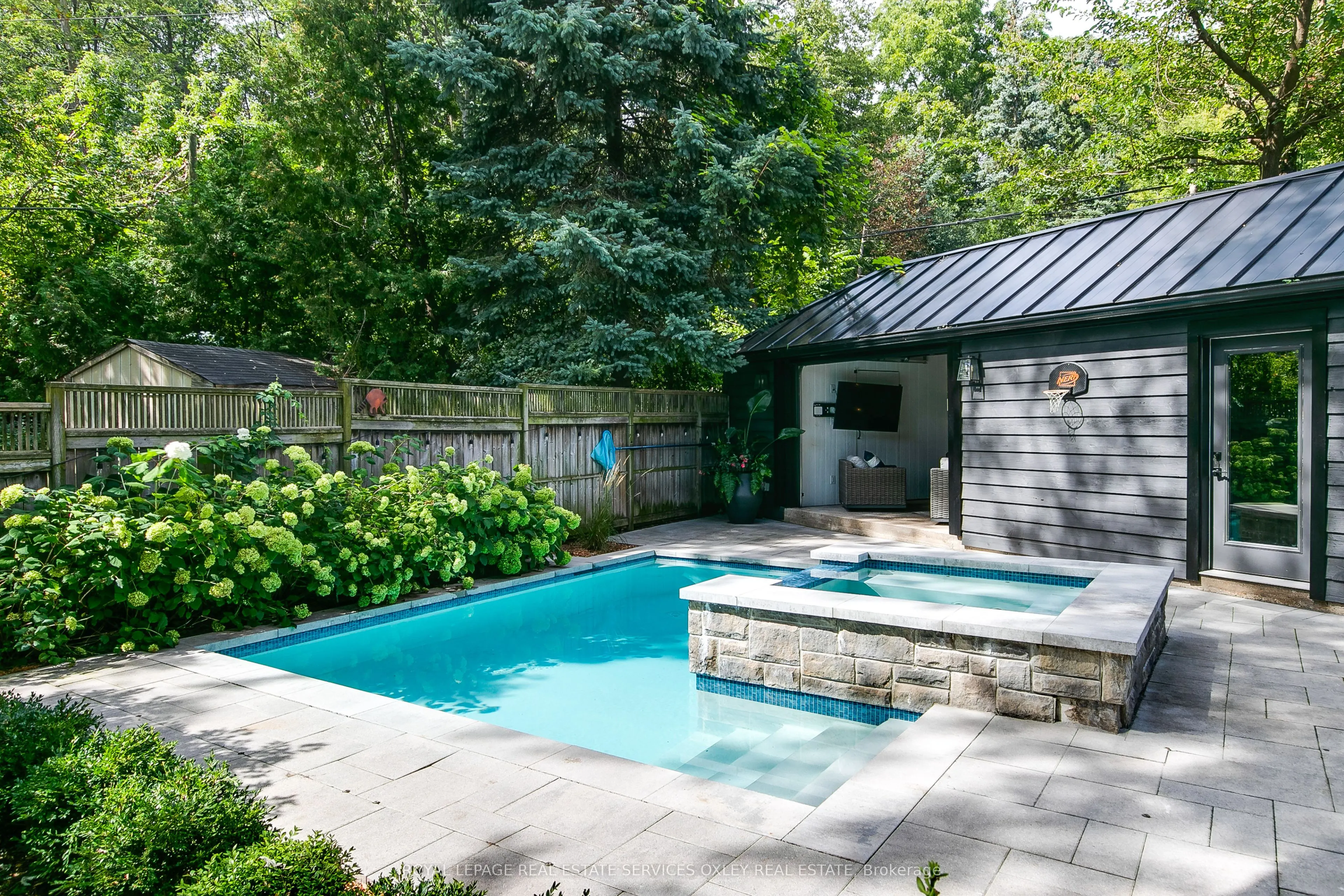 20 Edgewood Crescent