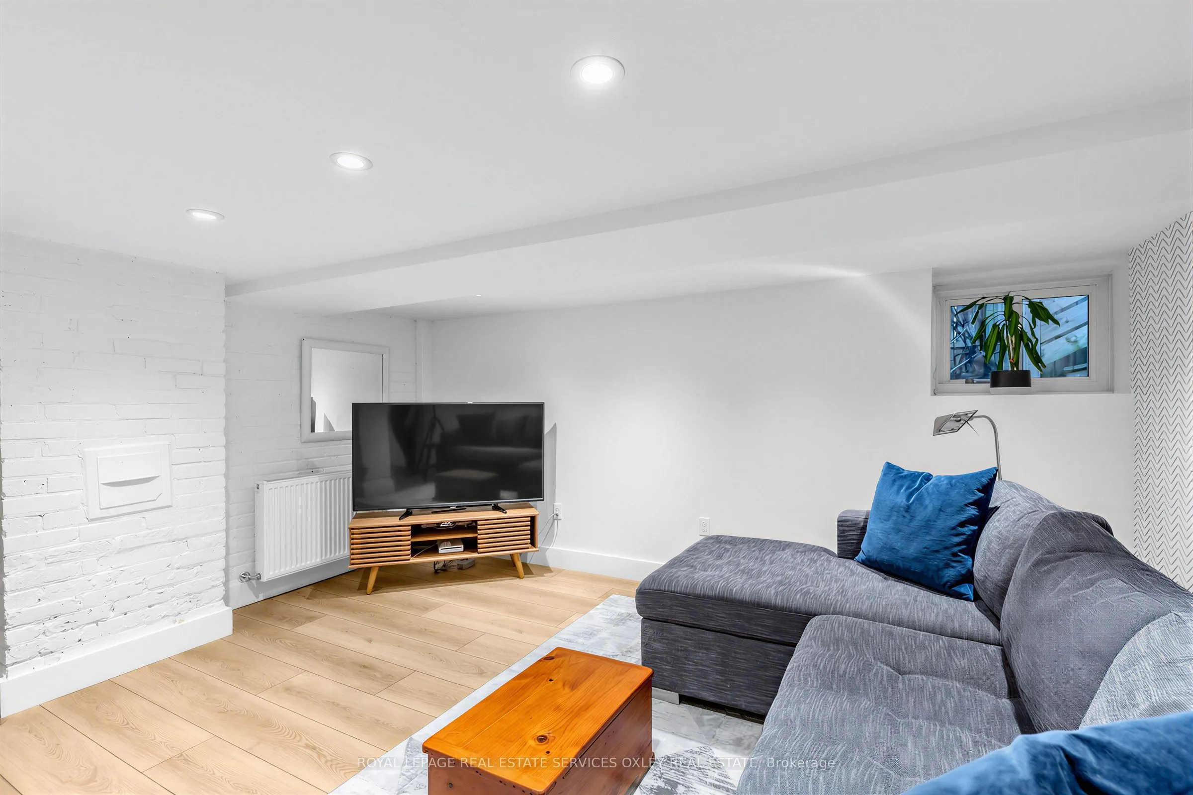 20 Edgewood Crescent