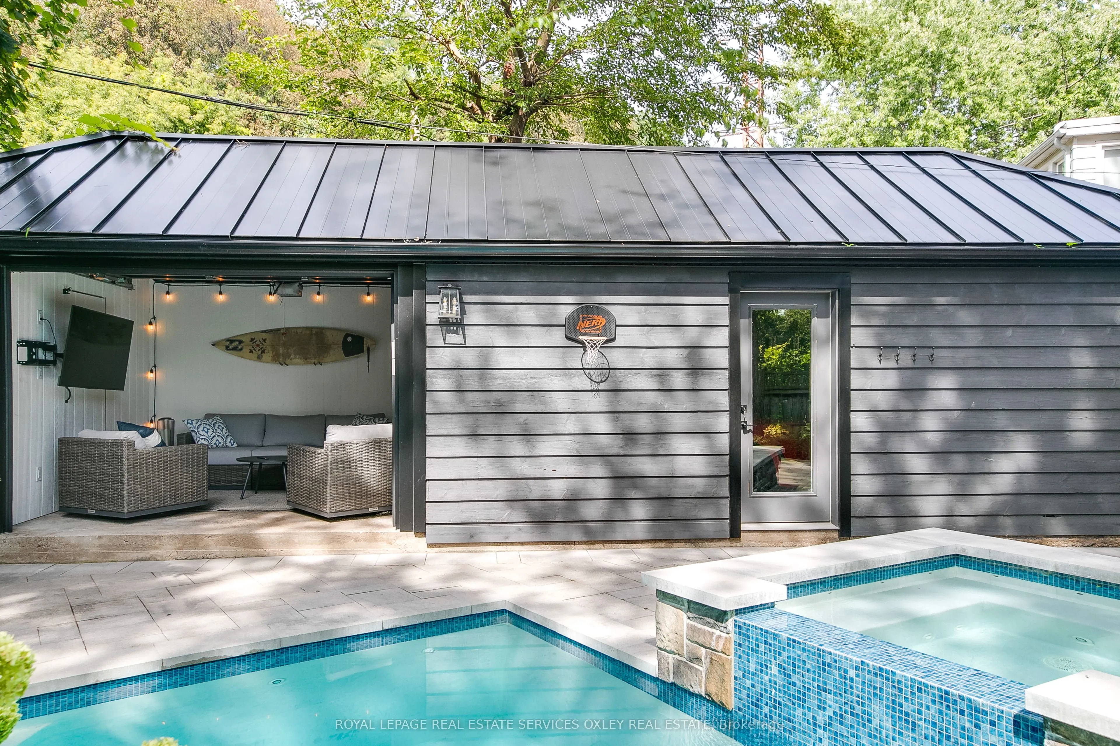 20 Edgewood Crescent