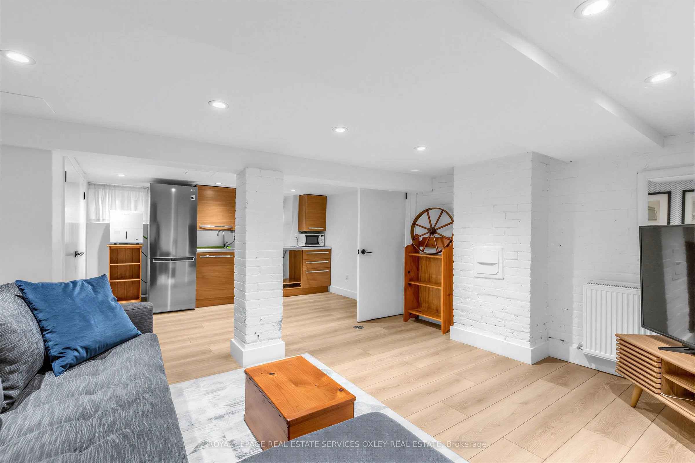 20 Edgewood Crescent