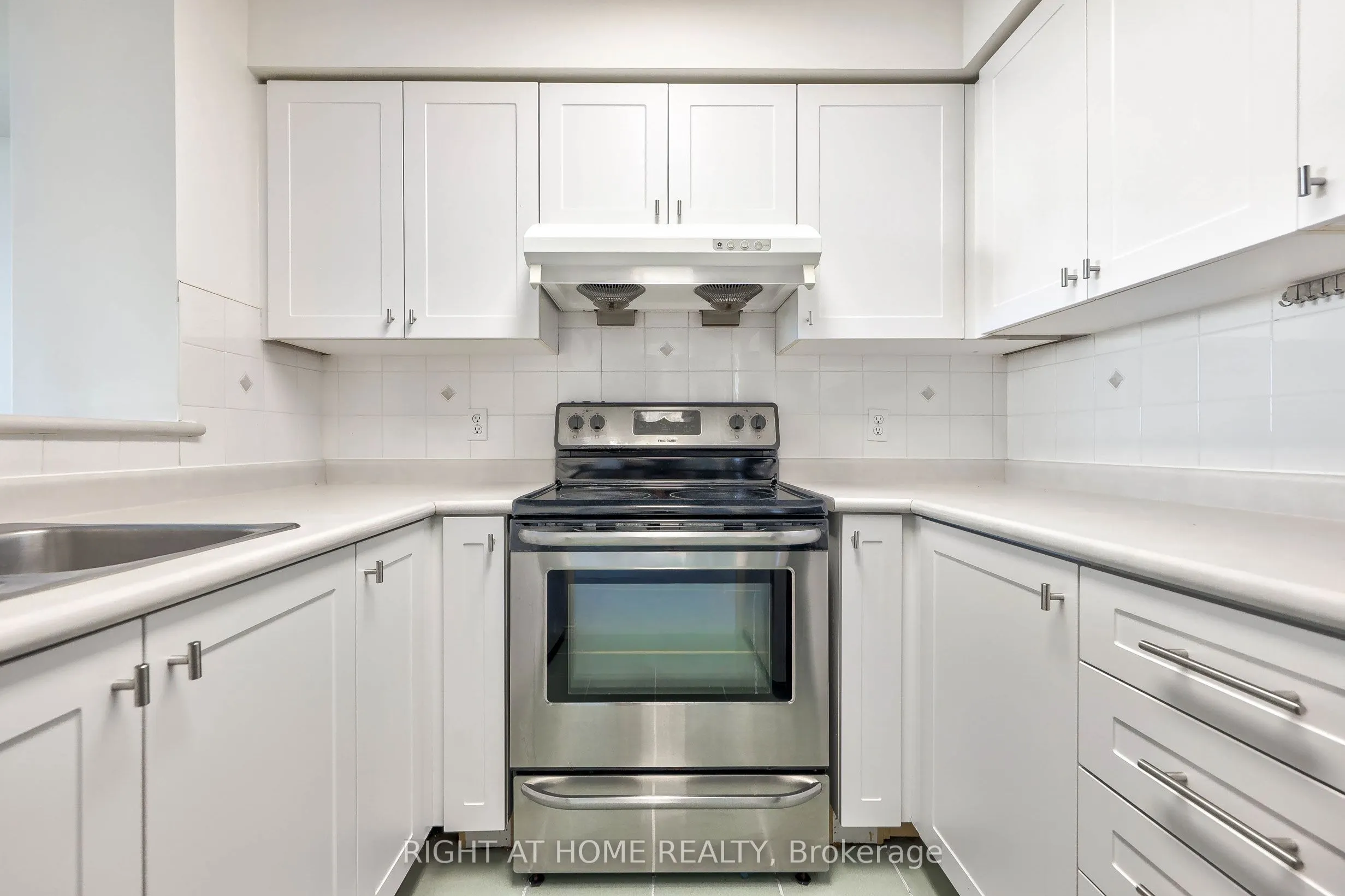 28 Pemberton Avenue #706